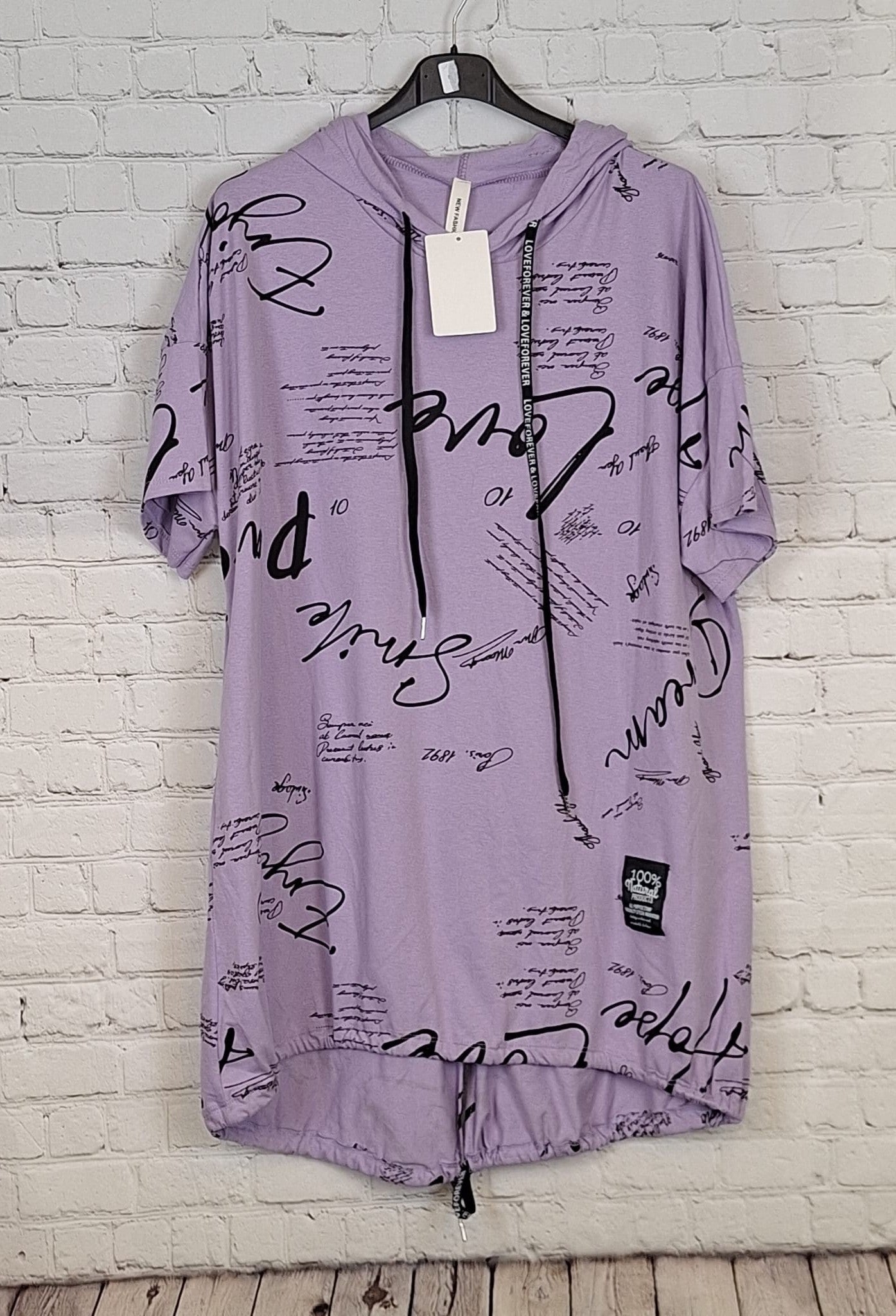 Flieder:
„Hoodie T-Shirt Flieder – Damen große Größen mit Statement-Schrift – Kapuzenshirt Baumwolle – 46/48 bis 50/52“