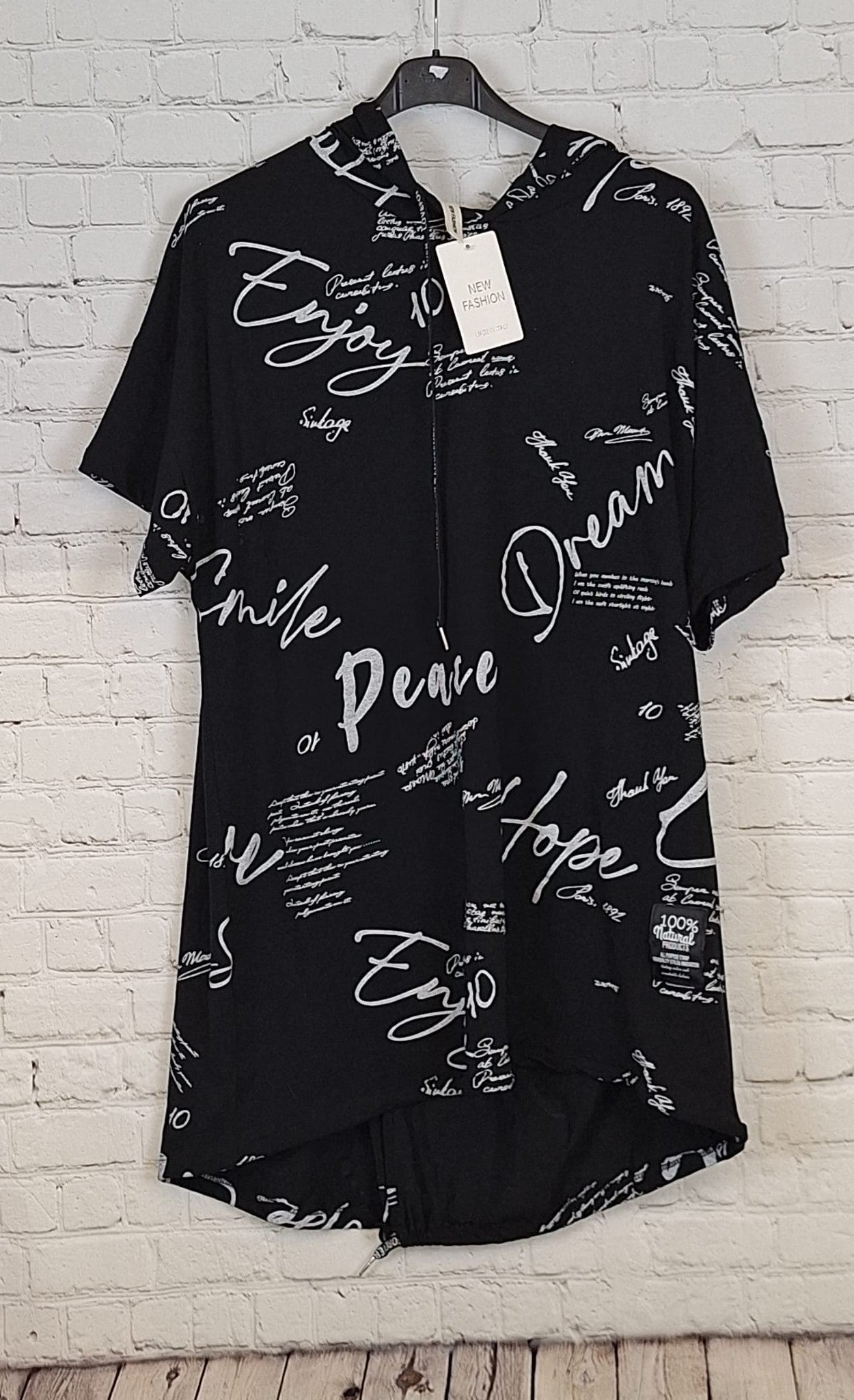 „Hoodie T-Shirt Damen große Größen mit Schrift in Schwarz – Kapuzenshirt für Größe 46/48 bis 50/52 – Curvy Shirt aus Baumwolle“