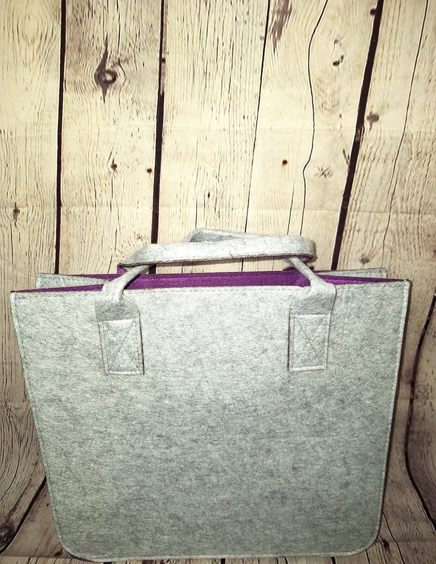 Tasche aus hellgrauem Filz mit lila Innenausstattung – bedruckbar mit Wunschmotiv