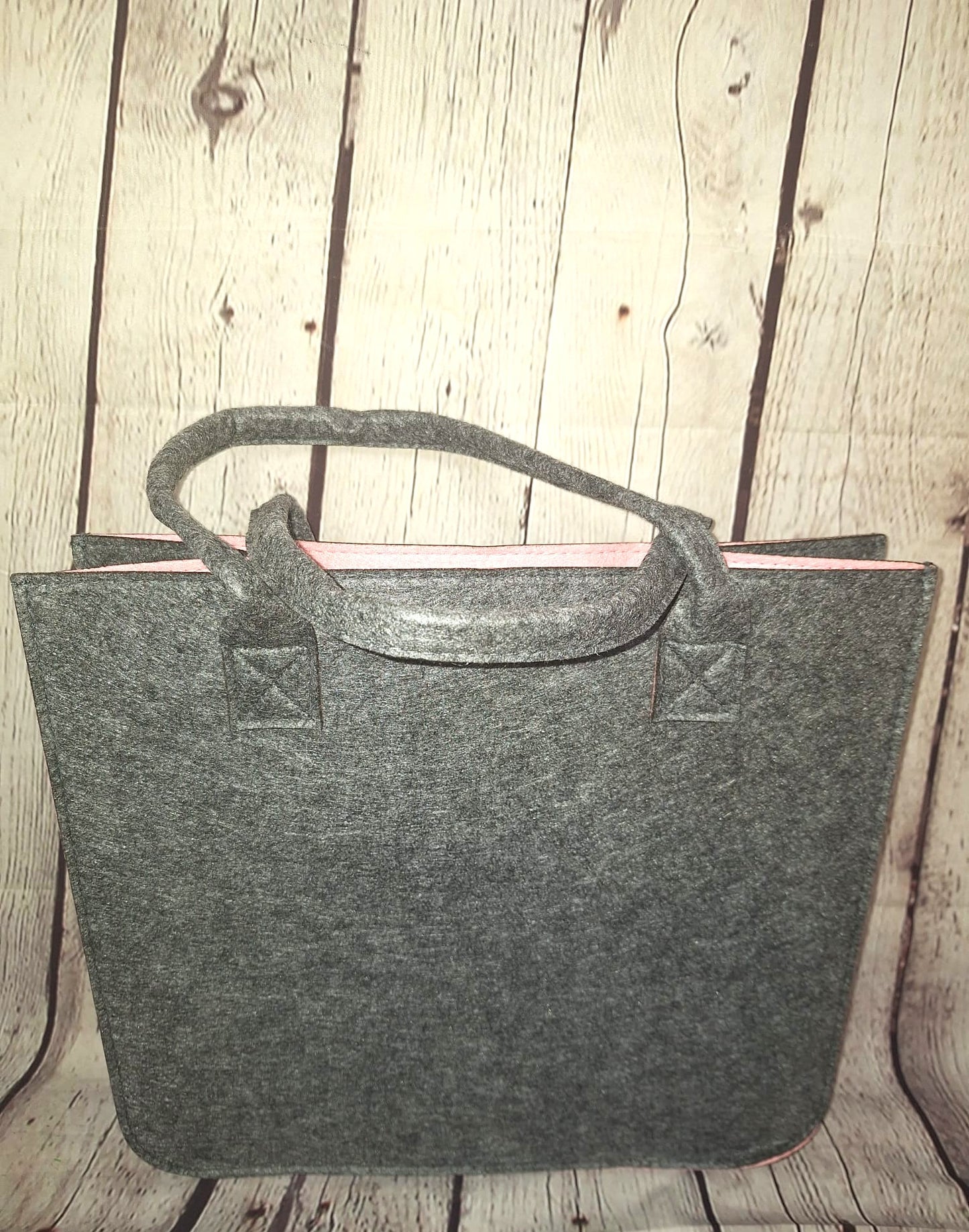 Grauer Filzshopper mit rosa Innenfutter – große, moderne Tasche mit grauen Henkeln
