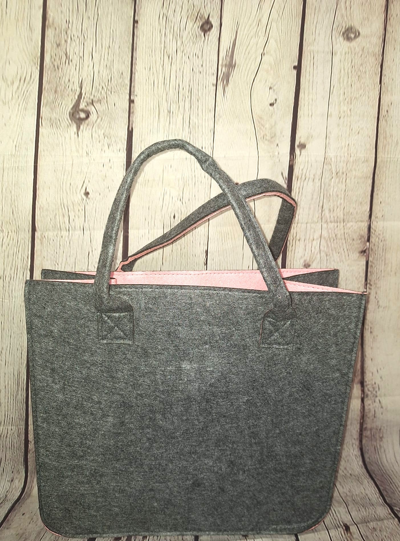 Grauer Filzshopper mit rosa Innenfutter – große, moderne Tasche mit grauen Henkeln