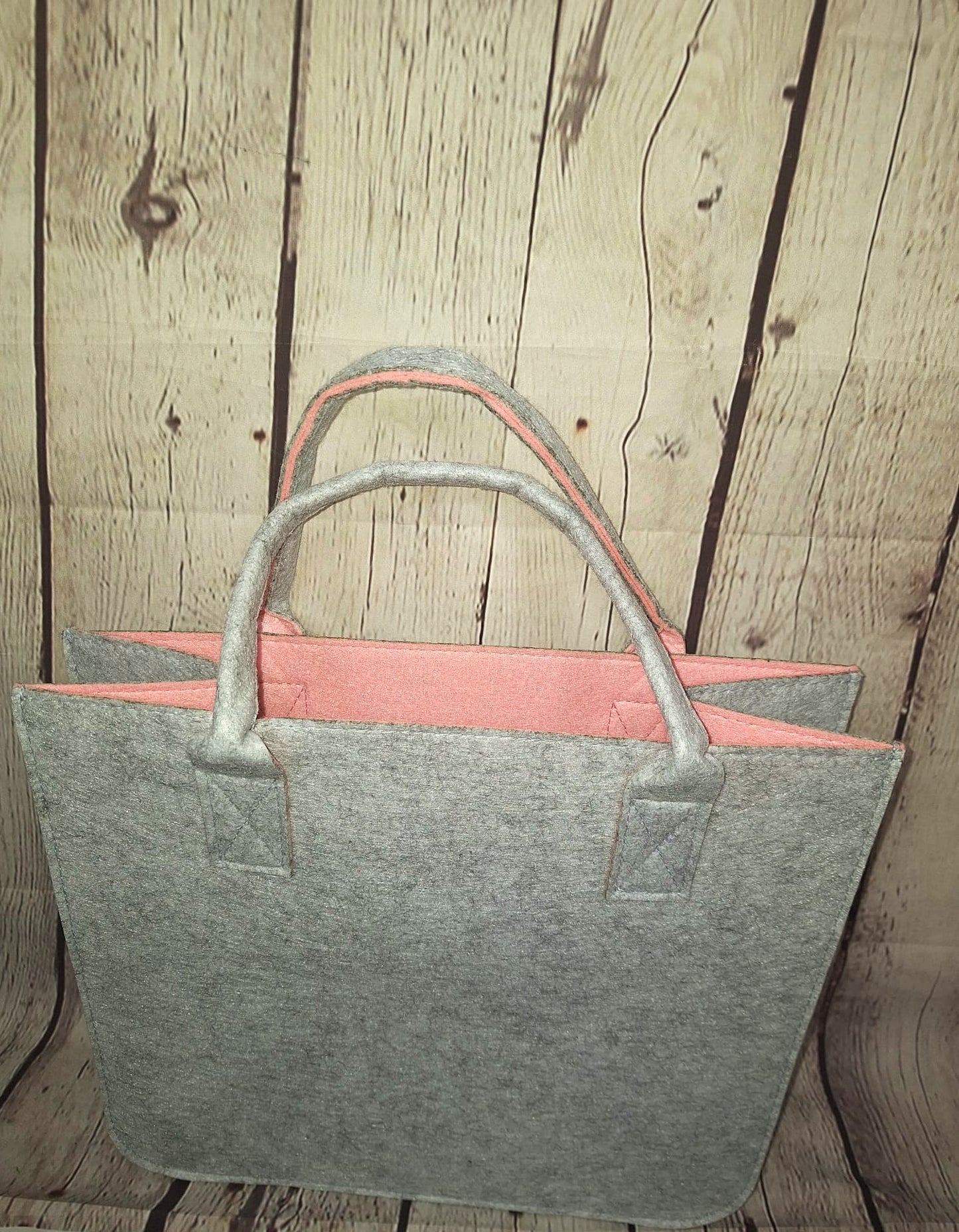 Filzshopper außen hellgrau, innen rosa – stilvolle Tasche mit grauen Henkeln, individuell bedruckbar