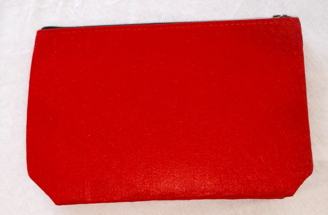 „Große Filztasche für Kosmetik in Rot – farbenfroh & funktional“