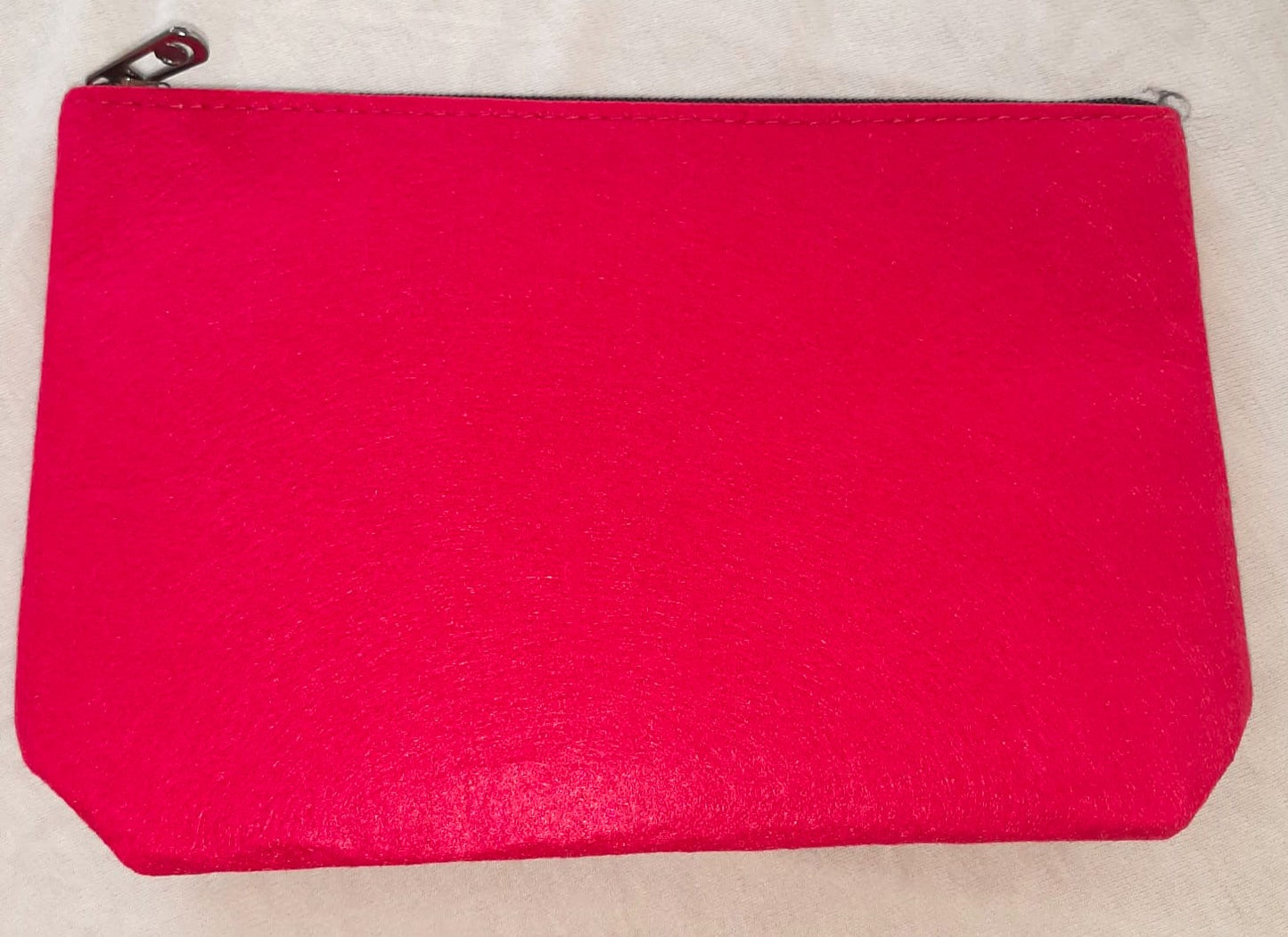„Knallige Kosmetiktasche aus Filz in Pink – stylisch und praktisch zugleich“