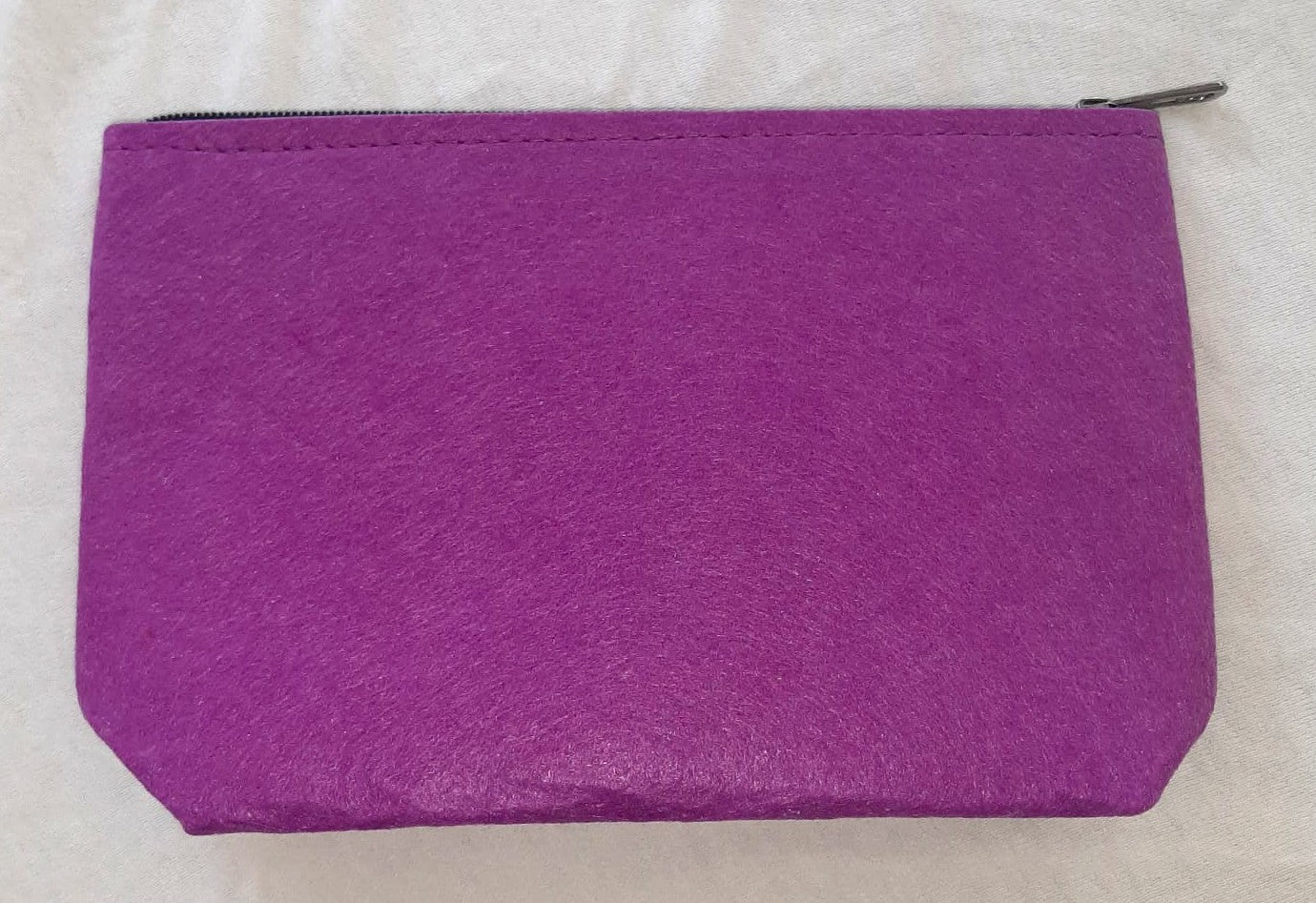 „Große Filz-Kosmetiktasche in Lila – ideal für Make-up oder Reiseutensilien“