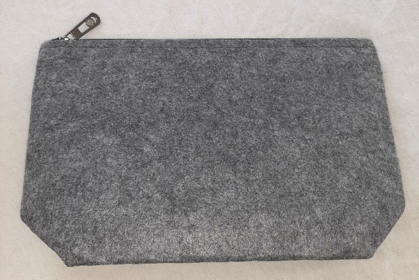 „Große Filz-Kosmetiktasche in Dunkelgrau – schlichtes Design mit viel Platz“