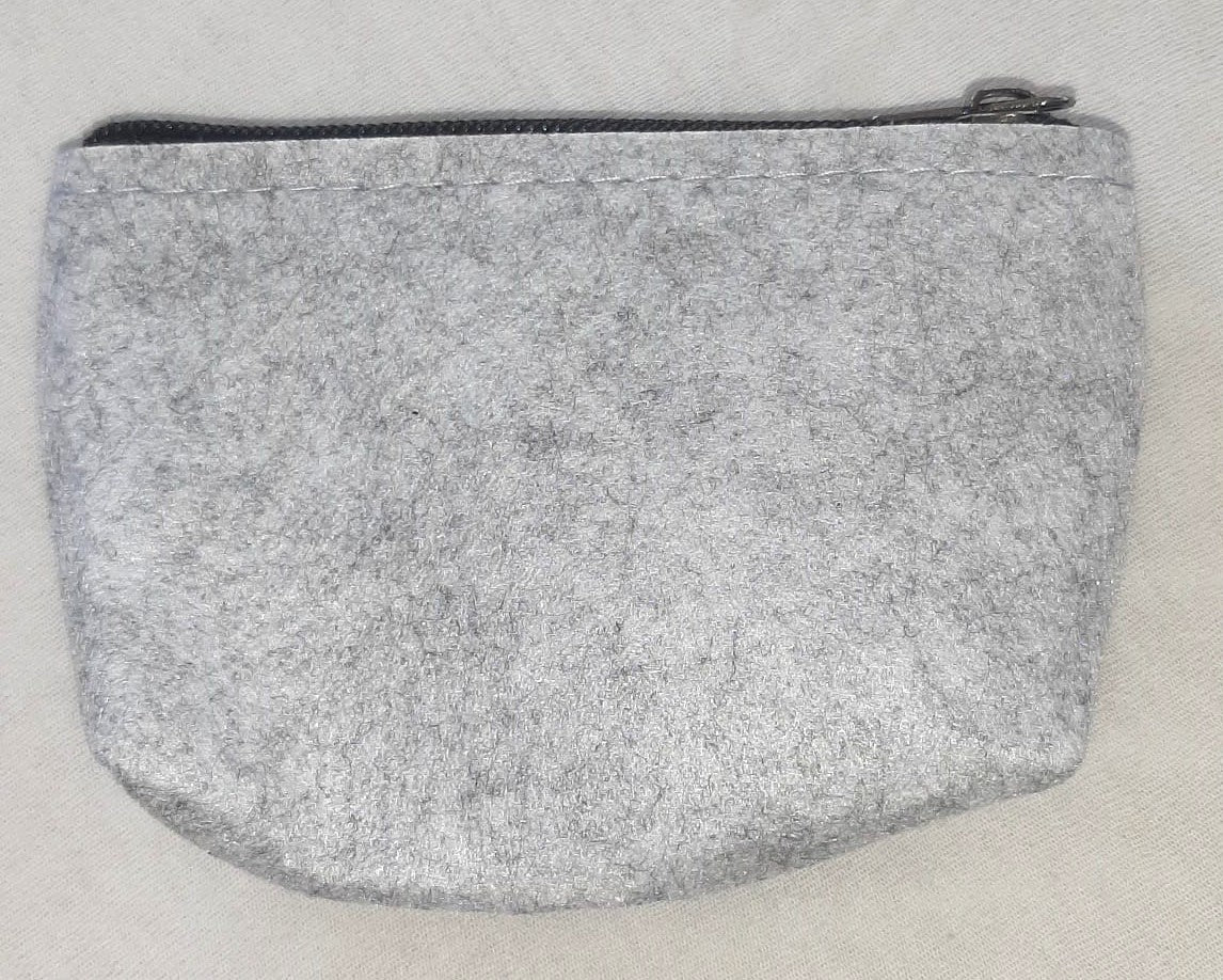 kleine personalisierte Filz-Kosmetiktasche in Hellgrau mit Wunschdruck