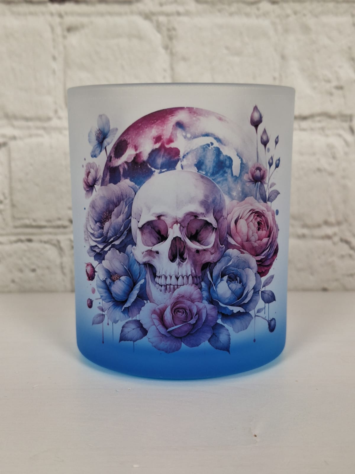 Tasse aus satiniertem Glas mit Totenkopf, Rosen und mystischem Mond in Blau- und Rosatönen, Farbverlauf in Blau