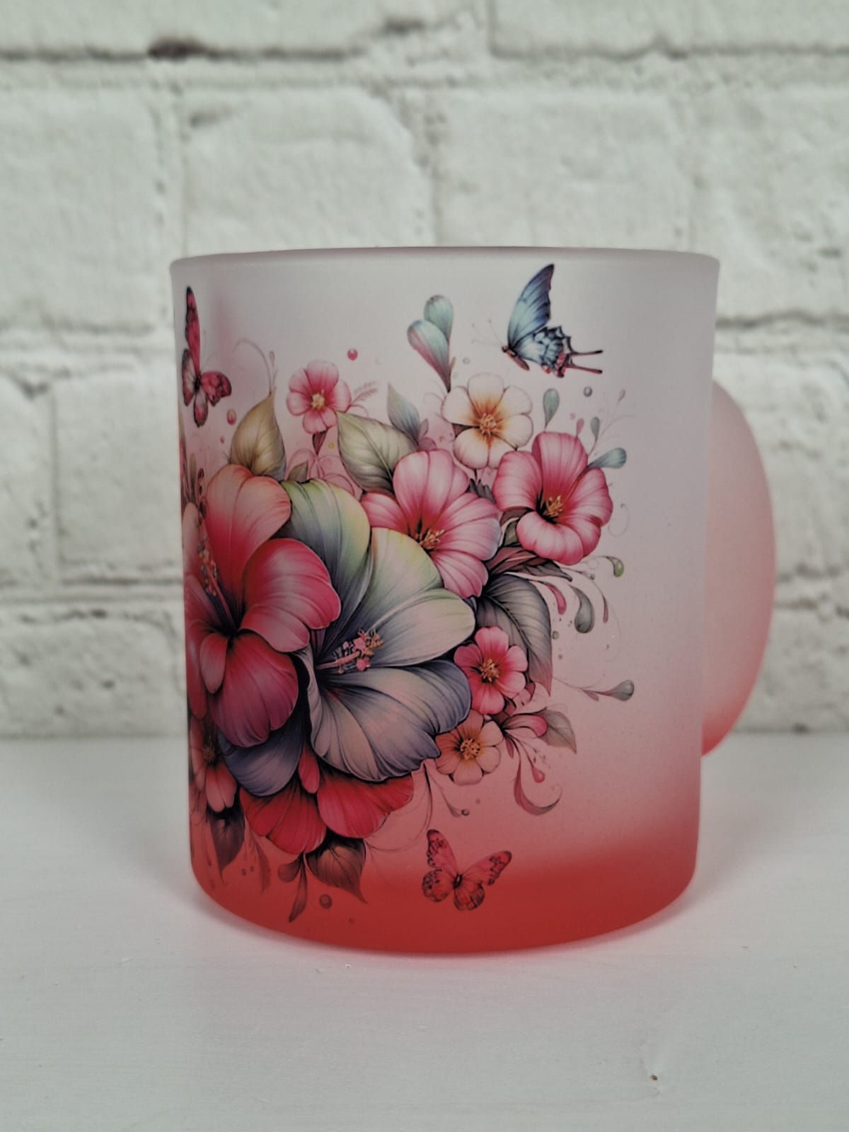 Romantische Tasse aus satiniertem Glas mit Farbverlauf – Blumen & Schmetterlinge | Geschenk für alle