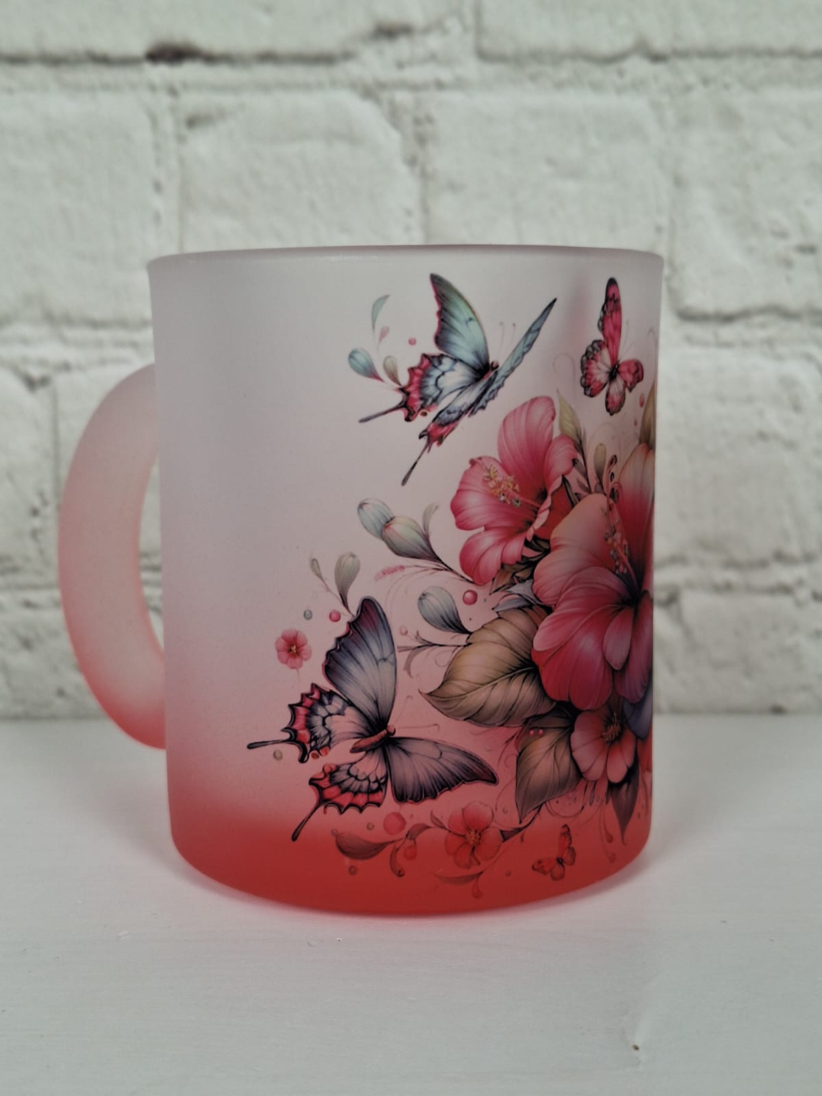 Romantische Tasse aus satiniertem Glas mit Farbverlauf – Blumen & Schmetterlinge | Geschenk für alle