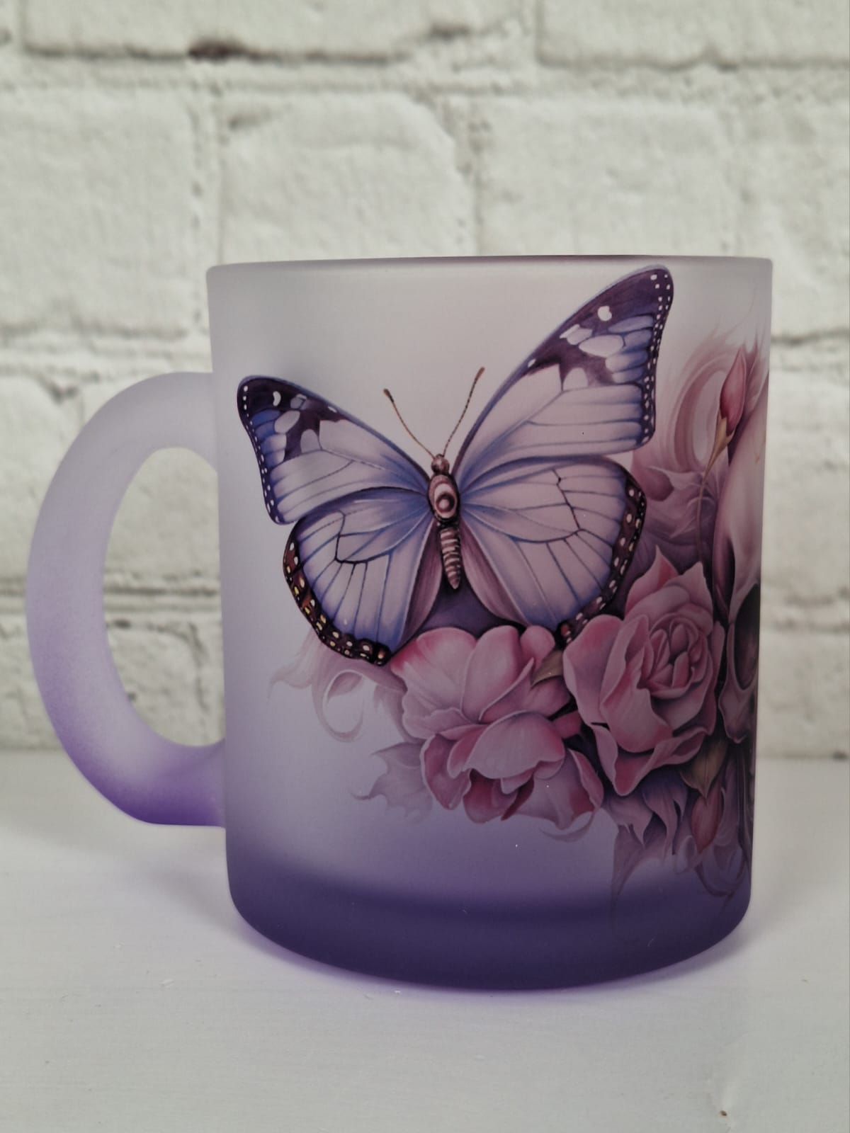 Glastasse mit Totenkopf, Rosen & Schmetterlingen – satinierte Tasse mit Farbverlauf – 300 ml – Gothic Floral Design