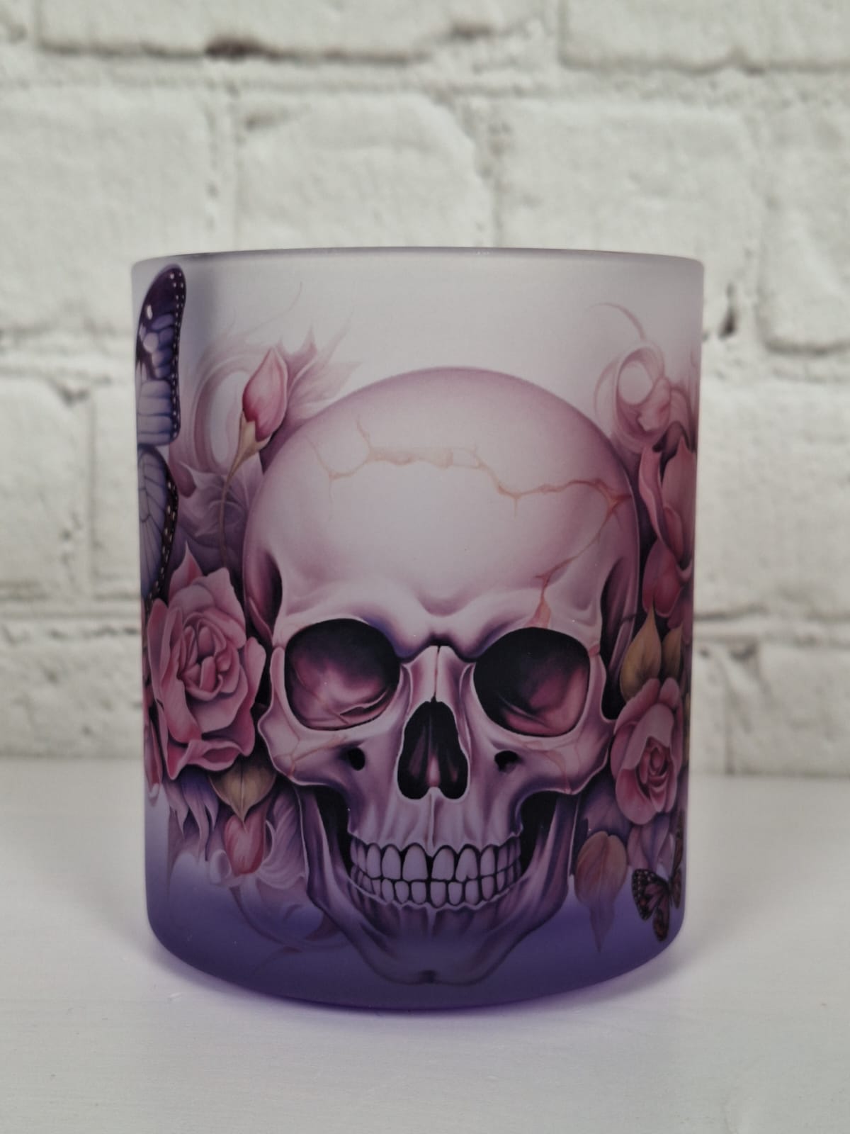 Glastasse mit Totenkopf, Rosen & Schmetterlingen – satinierte Tasse mit Farbverlauf – 300 ml – Gothic Floral Design