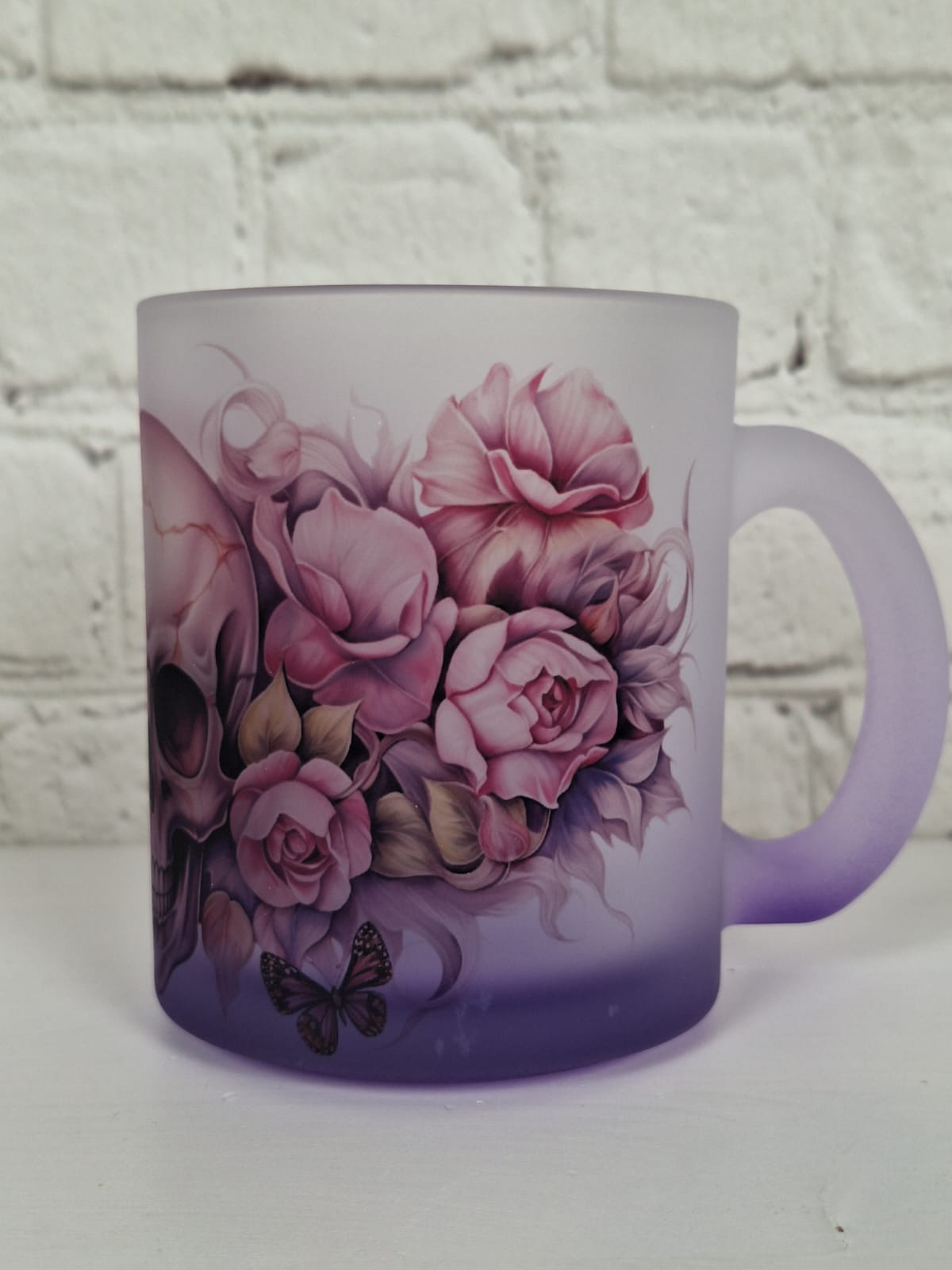 Glastasse mit Totenkopf, Rosen & Schmetterlingen – satinierte Tasse mit Farbverlauf – 300 ml – Gothic Floral Design
