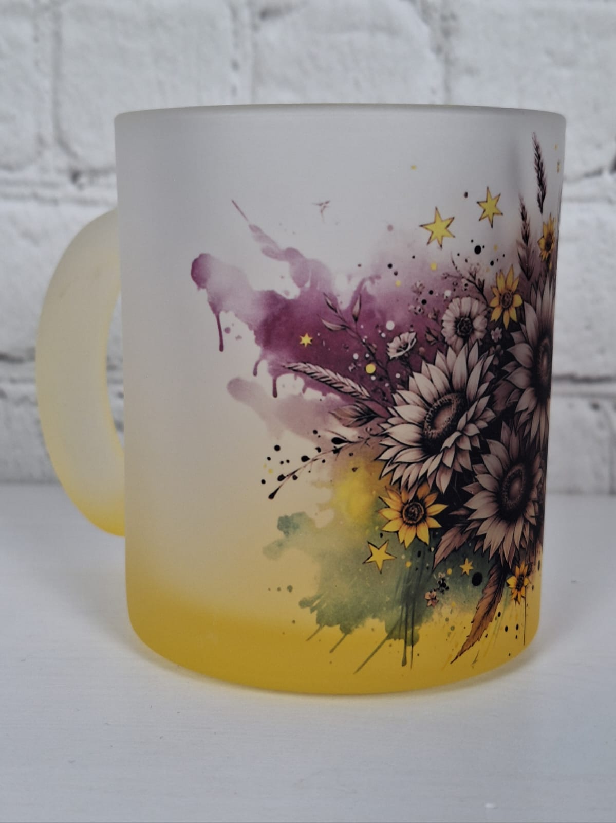 Tasse aus satiniertem Glas mit Sonnenblumen & Sternen – Farbverlauf Gelb-Bordeaux | Geschenkidee für alle