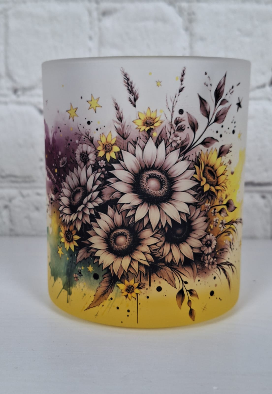 Tasse aus satiniertem Glas mit Sonnenblumen & Sternen – Farbverlauf Gelb-Bordeaux | Geschenkidee für alle