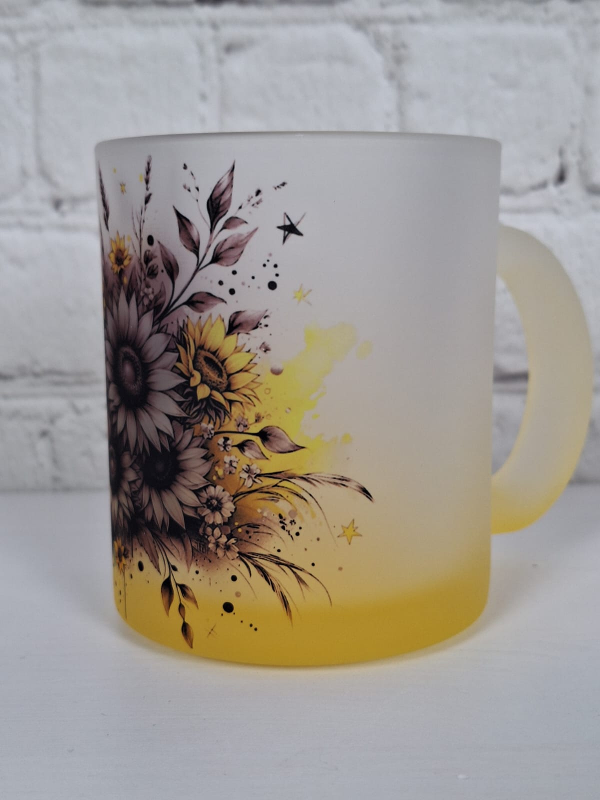 Tasse aus satiniertem Glas mit Sonnenblumen & Sternen – Farbverlauf Gelb-Bordeaux | Geschenkidee für alle