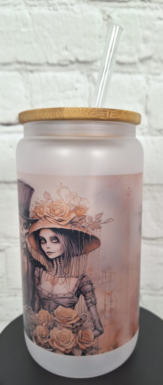 Steampunk Glas mit Skelett & Rosen – 550 ml satiniertes Trinkglas mit Bambusdeckel & Glastrinkhalm | Gothic Style | Sublimiert & Wiederverwendbar