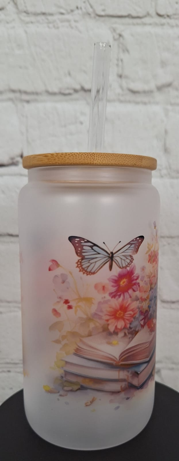 Glas mit Blumen & Büchern – Satiniertes Trinkglas 550 ml mit Bambusdeckel & Glastrinkhalm | Romantisches Design | Sublimiert & Wiederverwendbar