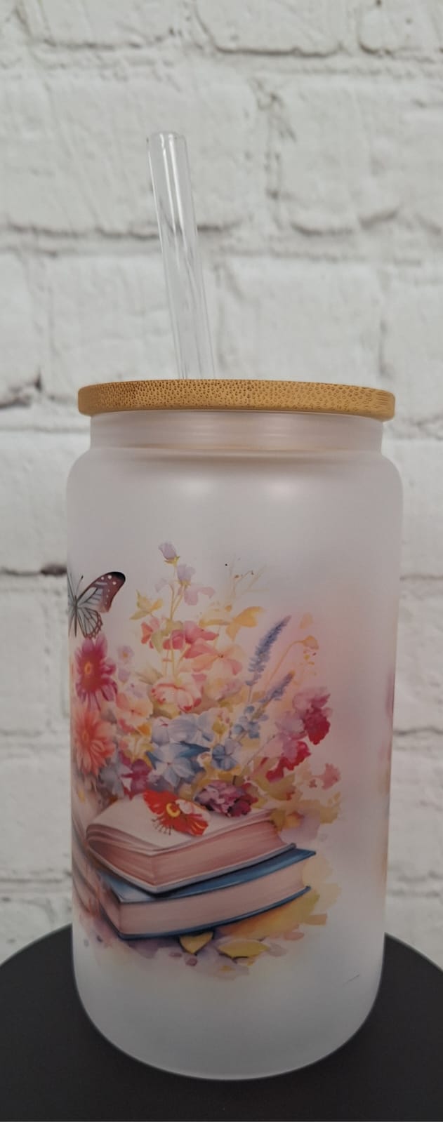 Glas mit Blumen & Büchern – Satiniertes Trinkglas 550 ml mit Bambusdeckel & Glastrinkhalm | Romantisches Design | Sublimiert & Wiederverwendbar