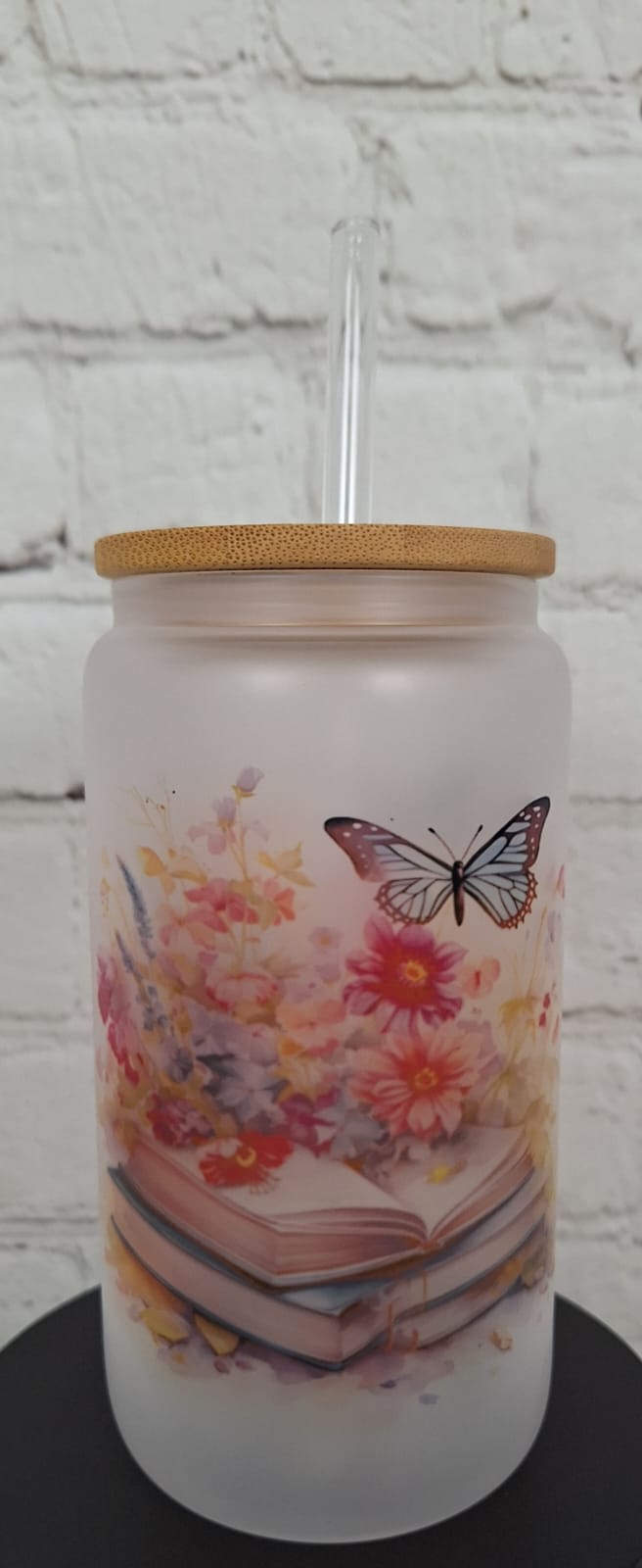 Glas mit Blumen & Büchern – Satiniertes Trinkglas 550 ml mit Bambusdeckel & Glastrinkhalm | Romantisches Design | Sublimiert & Wiederverwendbar