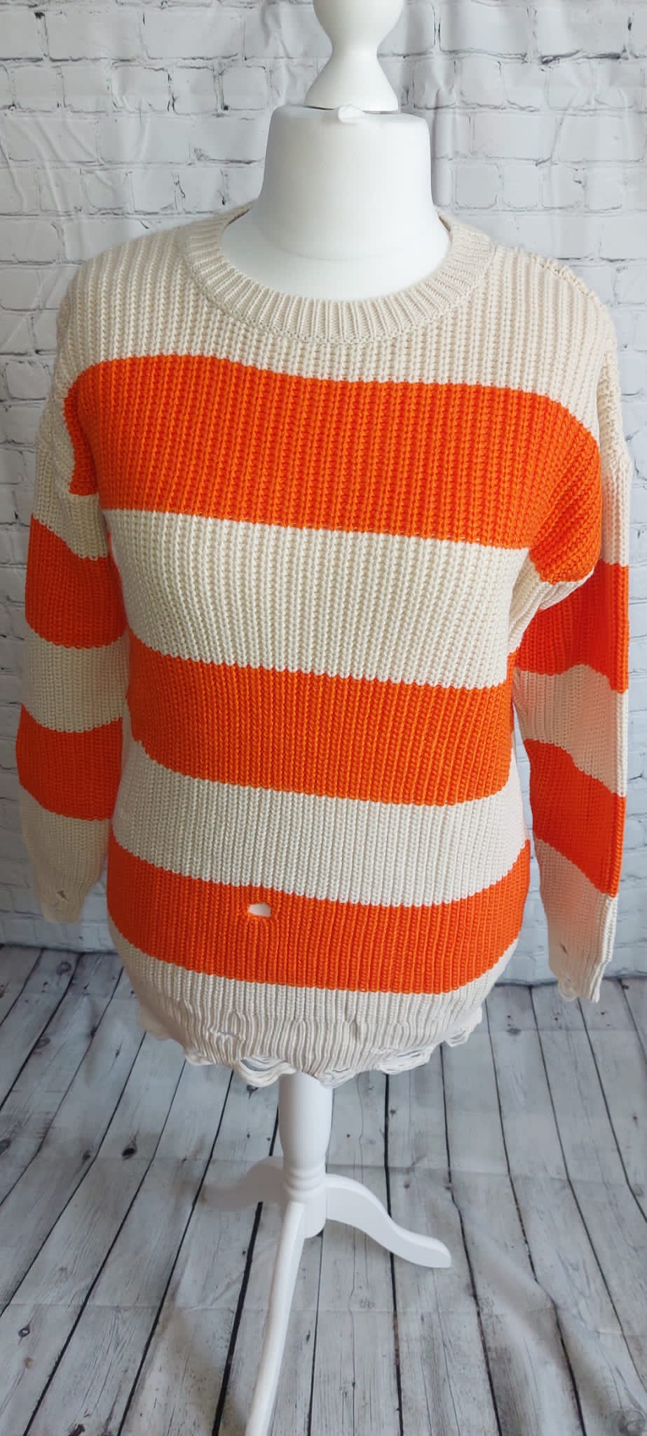 Löchriger Strickpullover