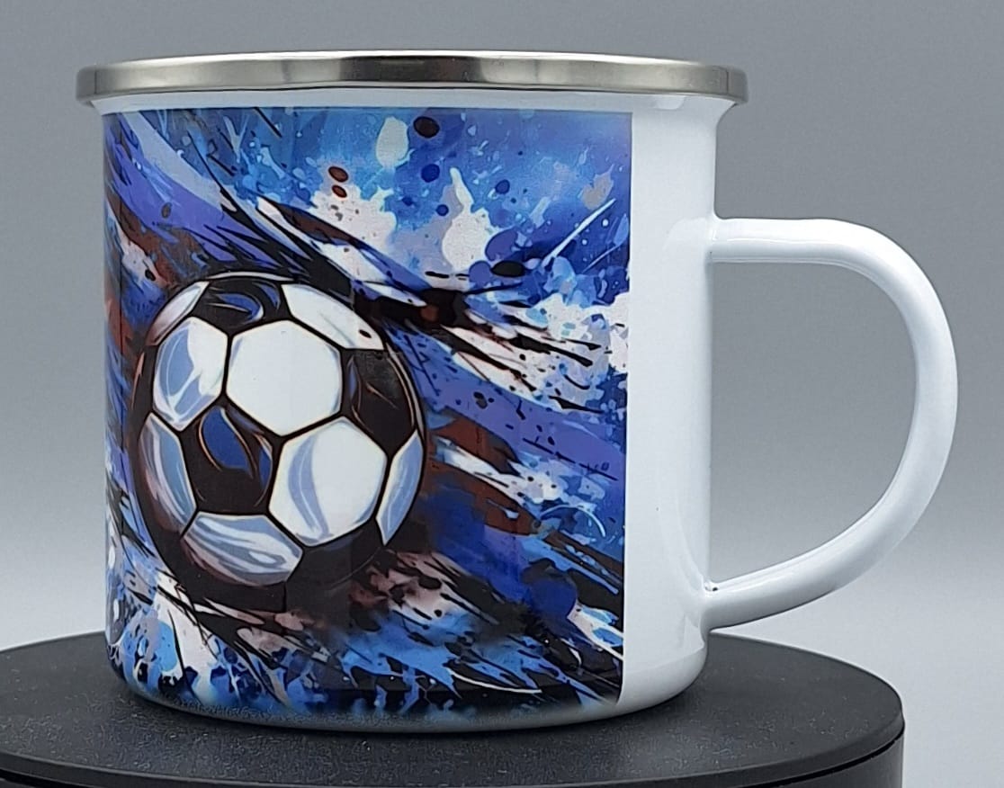 Emailletasse Fußball-Look – Geschenk für Sportfans & Kinder – 375 ml, stoßfest & leicht