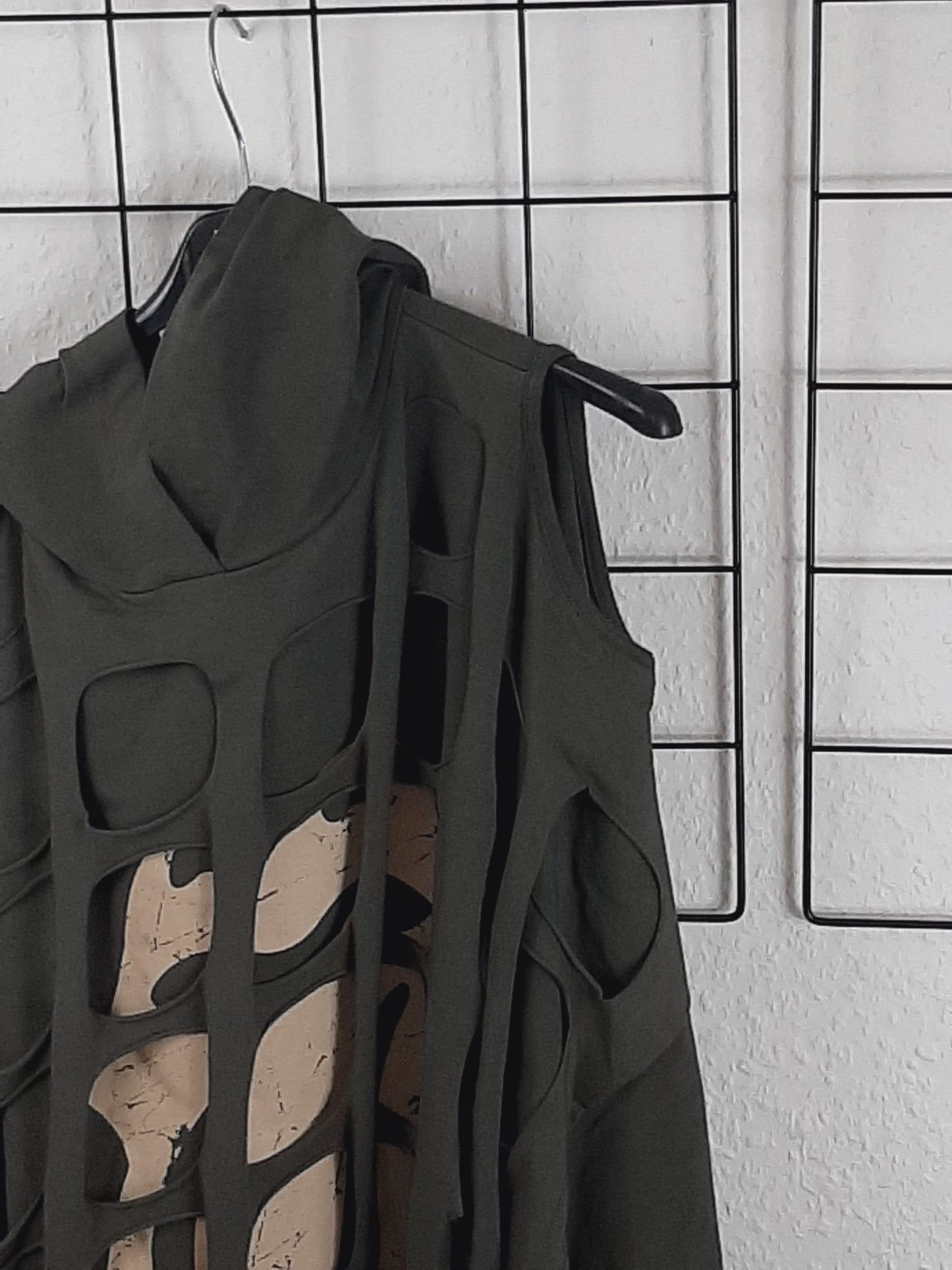 Lässiger Hoodie "Zunge hinter Gitter"
