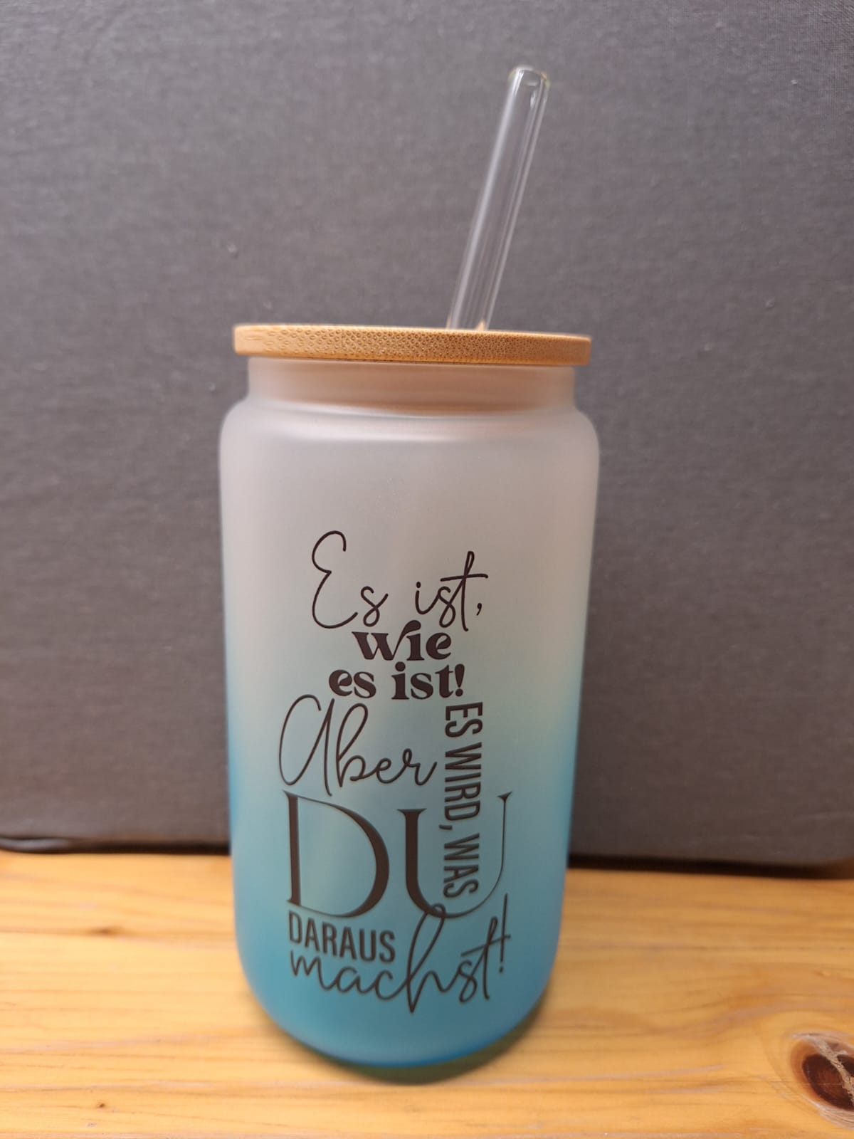 Großer Glasbecher mit 550 ml Fassungsvermögen, satinierte Oberfläche mit Farbverlauf und Bambusdeckel