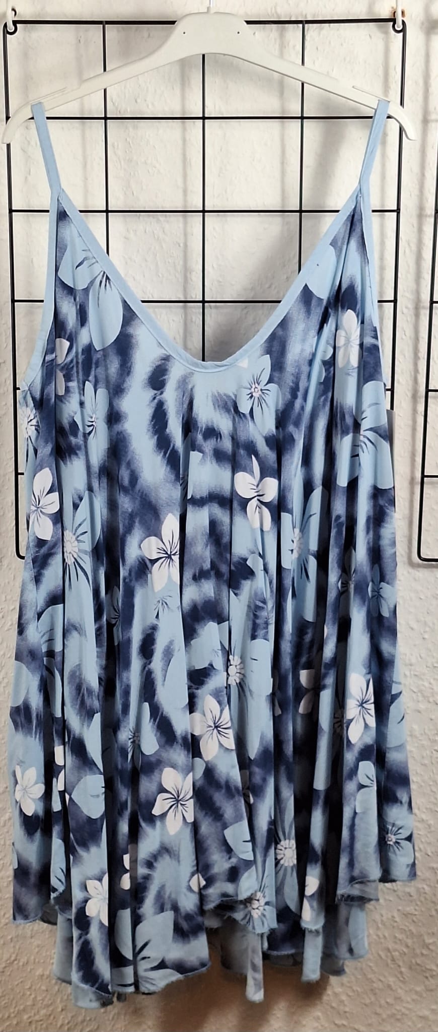 Hellblaues Trägertop große Größen mit Blumenmuster – Femininer Sommerlook