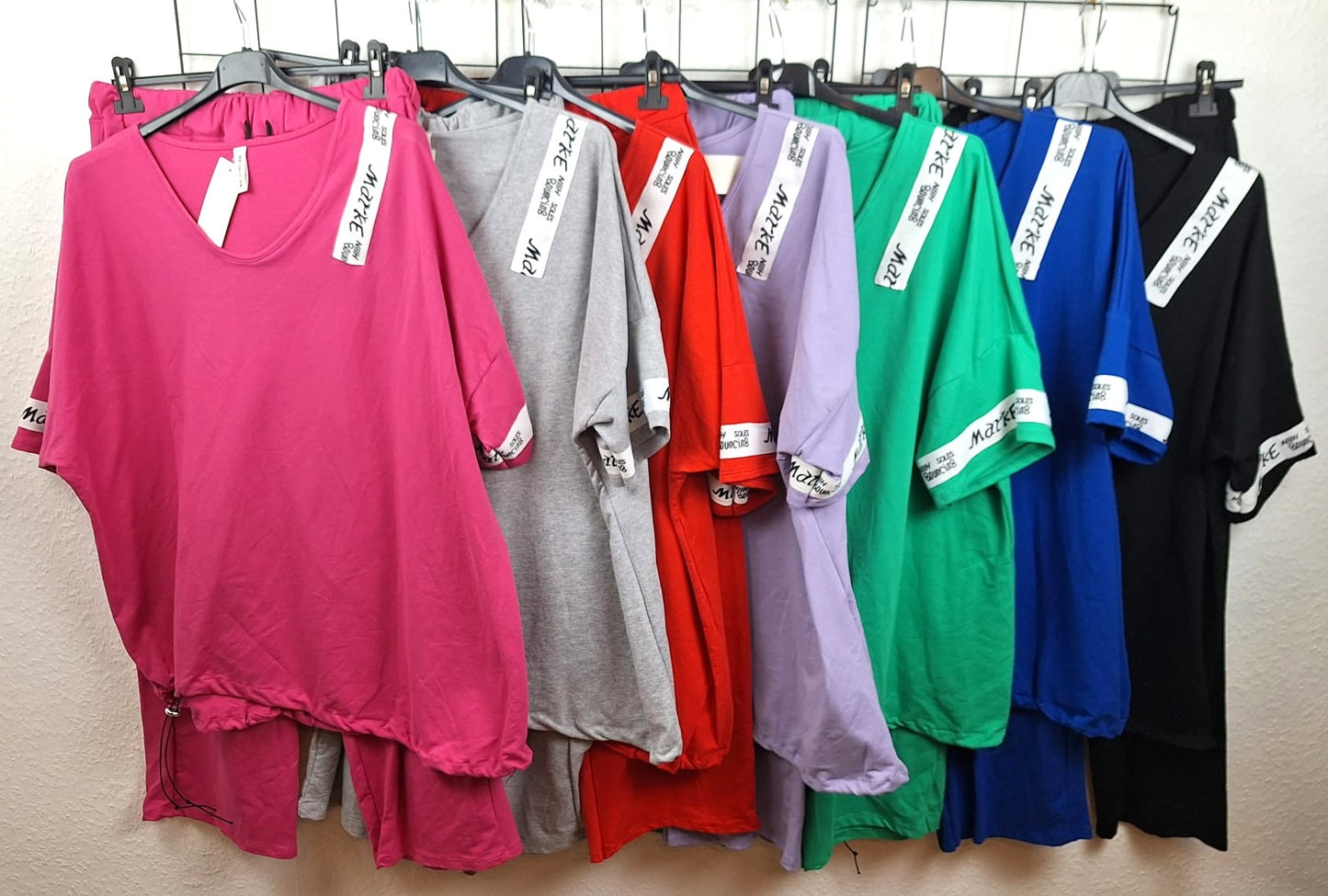 Damen Zweiteiler große Größen, Oversize Damen Set, Shirt und Hose Set 46 bis 52,
Damen Zweiteiler Baumwolle, bequemes Damen Outfit, Mode für kurvige Frauen,
Zweiteiler mit Taschen, Freizeitoutfit Damen Sommer, Damen Set Oversize Look,
lässiges Outfit große Größen