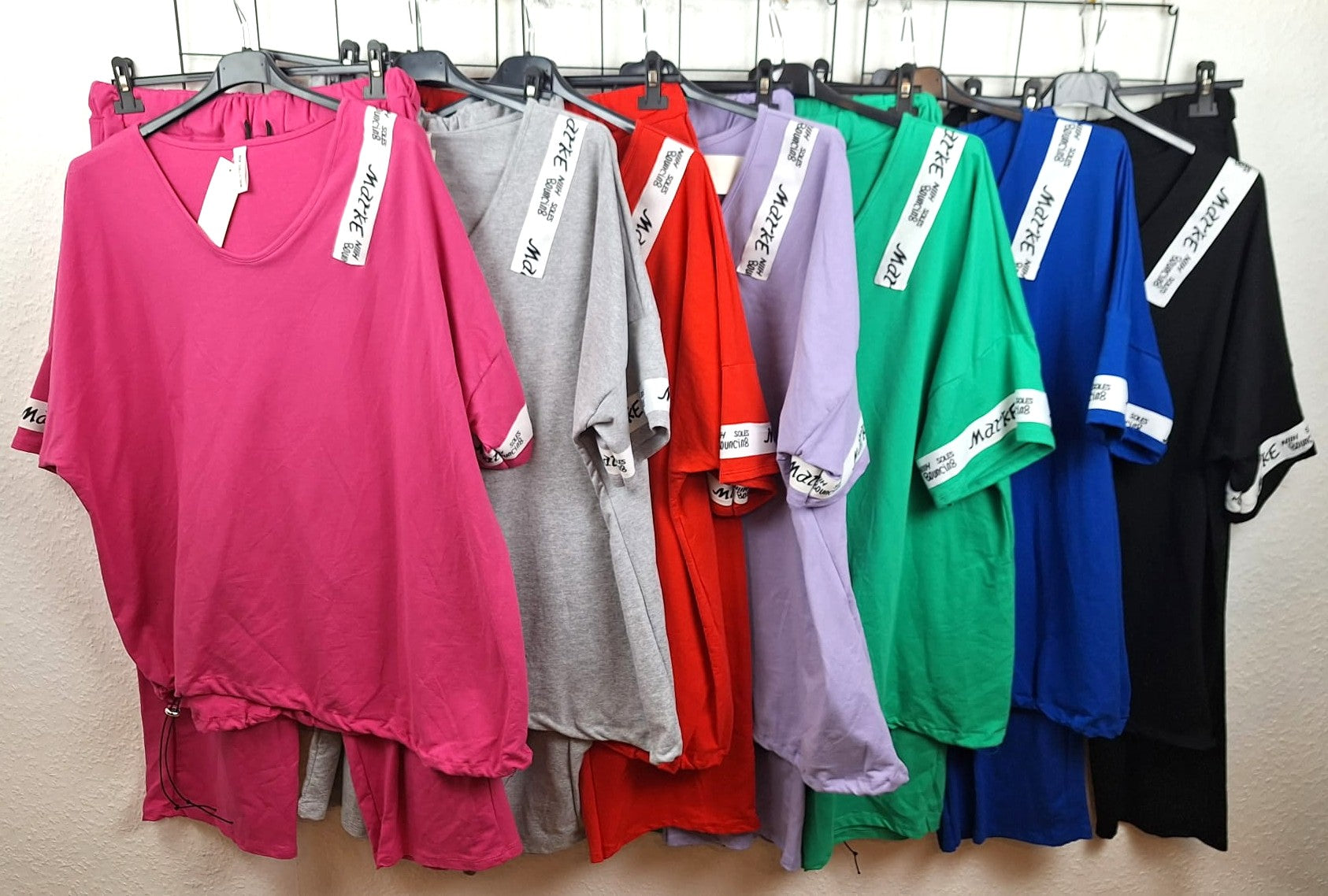 Damen Zweiteiler große Größen, Oversize Damen Set, Shirt und Hose Set 46 bis 52,
Damen Zweiteiler Baumwolle, bequemes Damen Outfit, Mode für kurvige Frauen,
Zweiteiler mit Taschen, Freizeitoutfit Damen Sommer, Damen Set Oversize Look,
lässiges Outfit große Größen