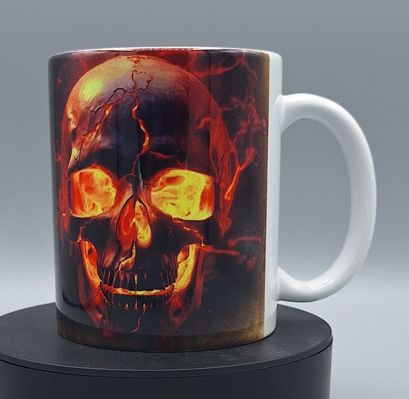 🔥 Weiß/Schwarze Totenkopf-Tasse – Spülmaschinenfest & langlebig