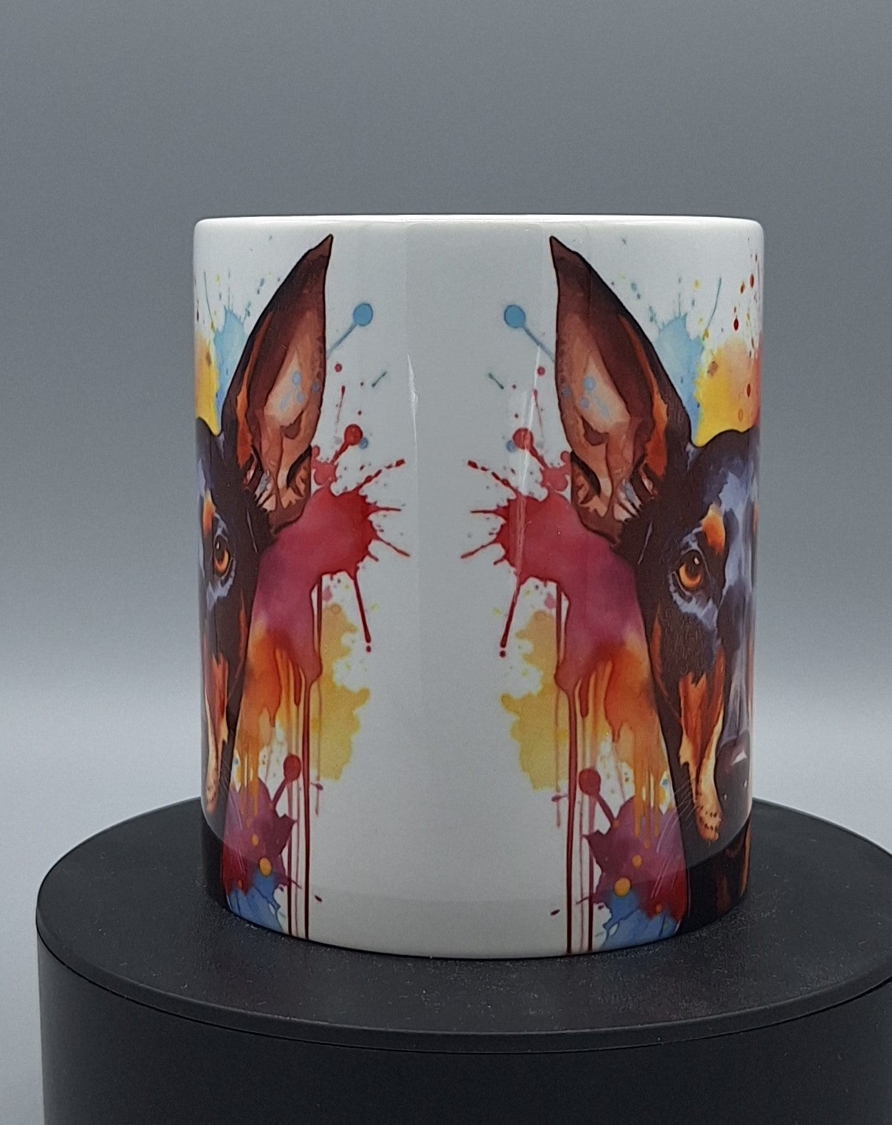 Stylische Tiermotiv-Tasse mit Dobermann-Porträt in leuchtenden Farben

