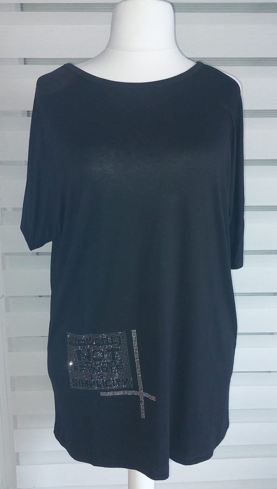Schwarzes Damenshirt mit Cut-Out & Strass