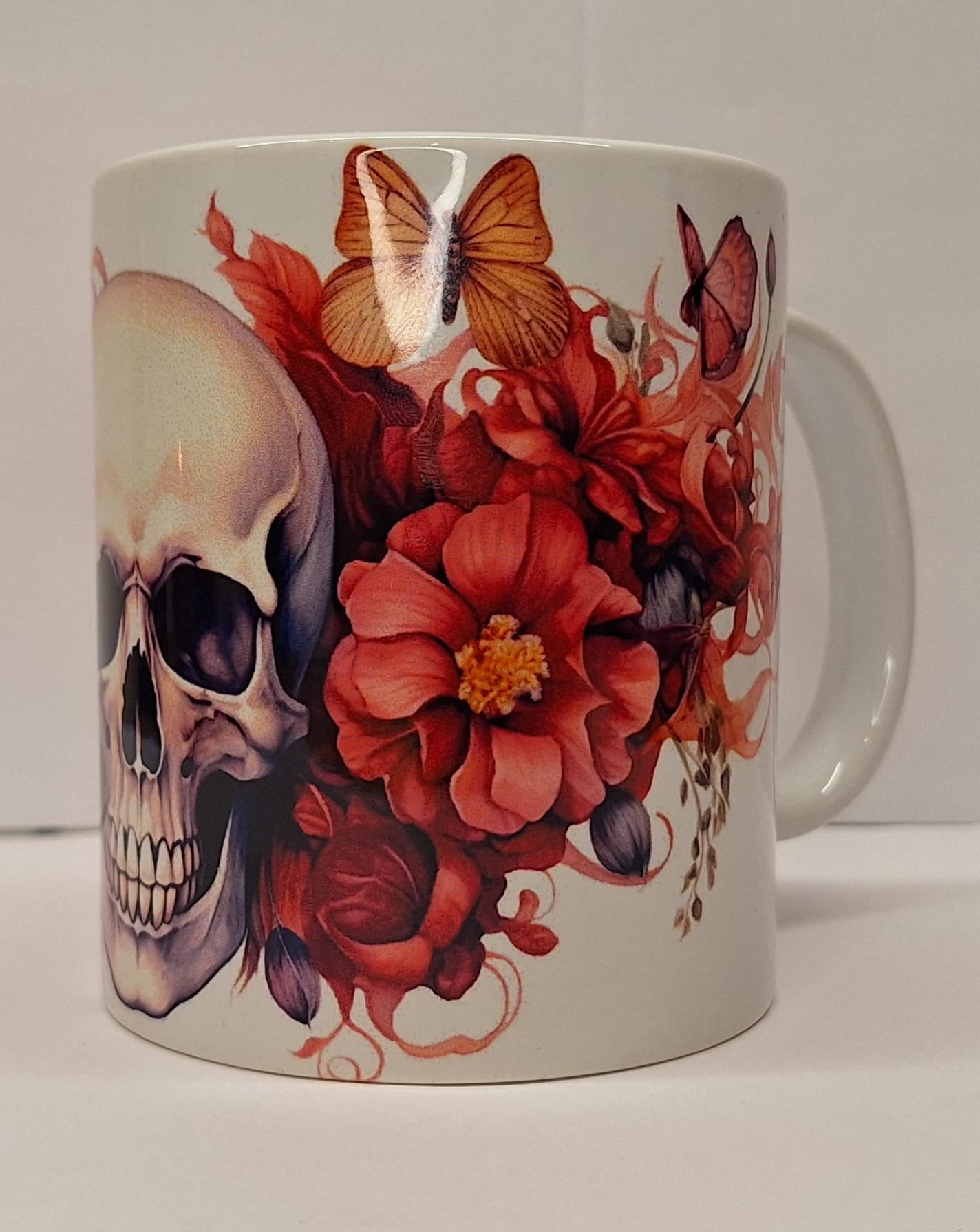 Totenkopf Tasse mit Blumen & Schmetterlingen – Gothic Kaffeetasse | 330ml | Spülmaschinenfest | Geschenkidee für Sie & Ihn