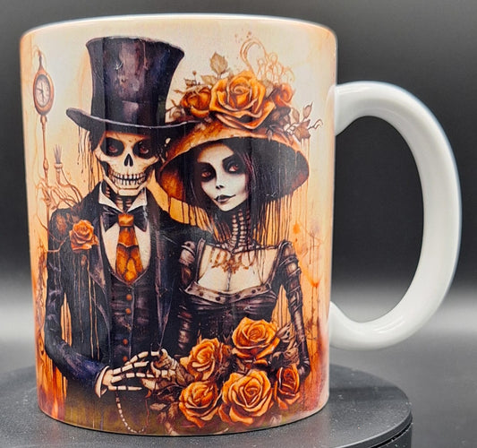 Weiße Tasse mit Steampunk-Motiv: Skelett-Mann mit Zylinder und Skelett-Frau mit Rosenhut im viktorianischen Stil, Vintage-Farben in Orange, Braun und Schwarz, 330 ml