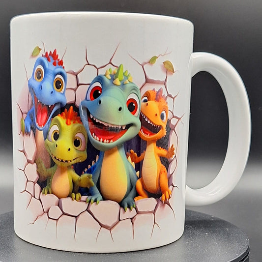 "Niedliche Dino-Tasse mit vier bunten Dinosauriern, die aus einer Steinwand schauen. Hochwertige, spülmaschinenfeste Keramiktasse (3000+ Spülgänge getestet!) mit brillanten Farben und detailreichem Design. 95mm hoch, 80mm Durchmesser, 330ml. Perfektes Geschenk für Kinder und Dino-Fans."