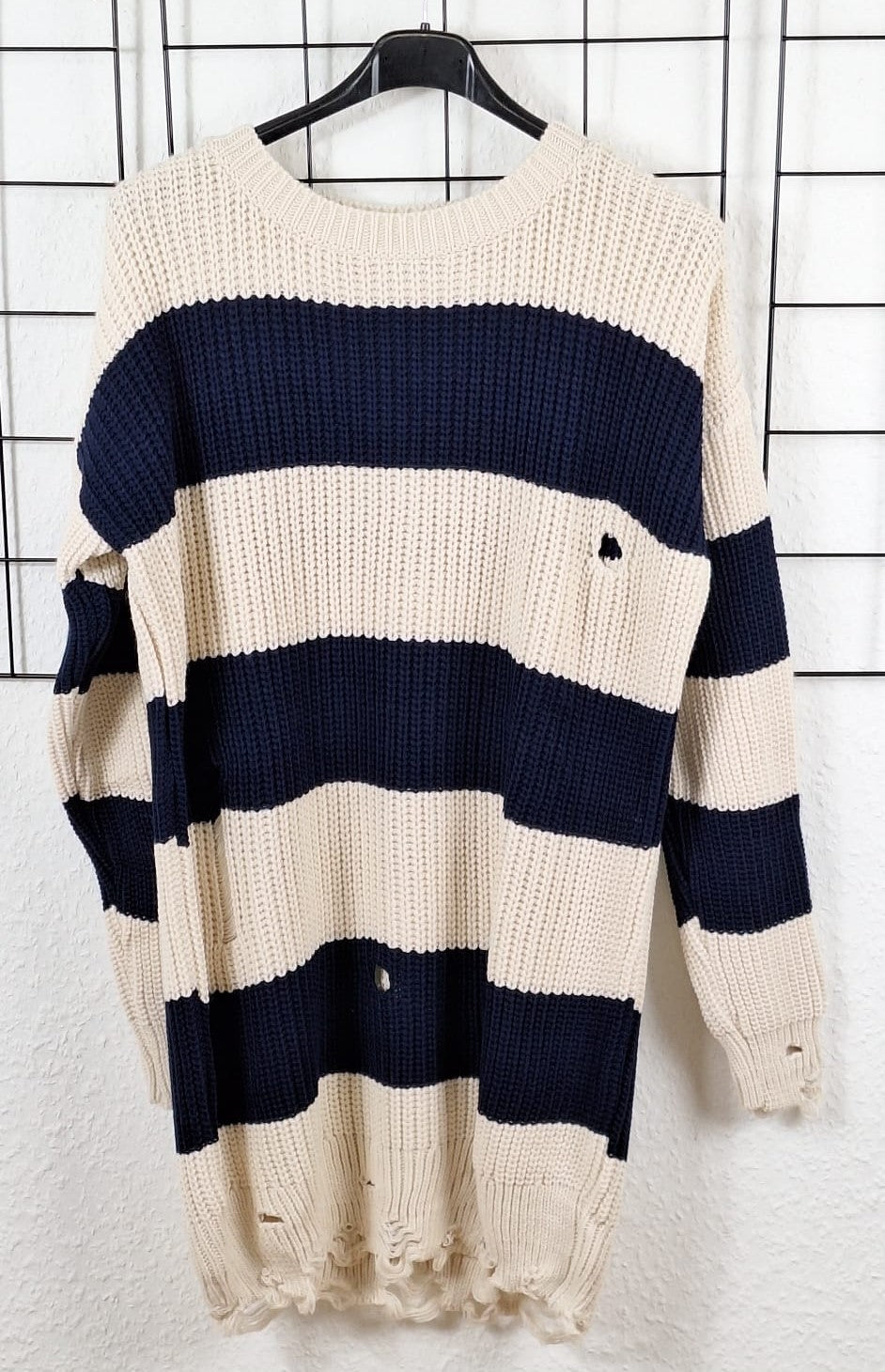 Löchriger Strickpullover