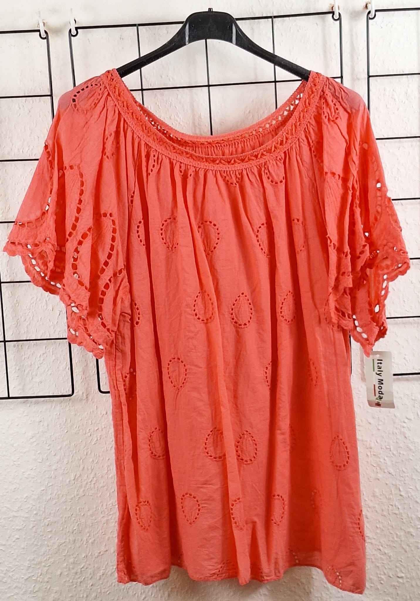 Exklusives Damen-T-Shirt in Koralle mit Lochmuster und ausgefallenen Ärmeln, aus 100 % Viskose, figurschmeichelnd und luftig – ideal für Größen 38/40 bis 48/50