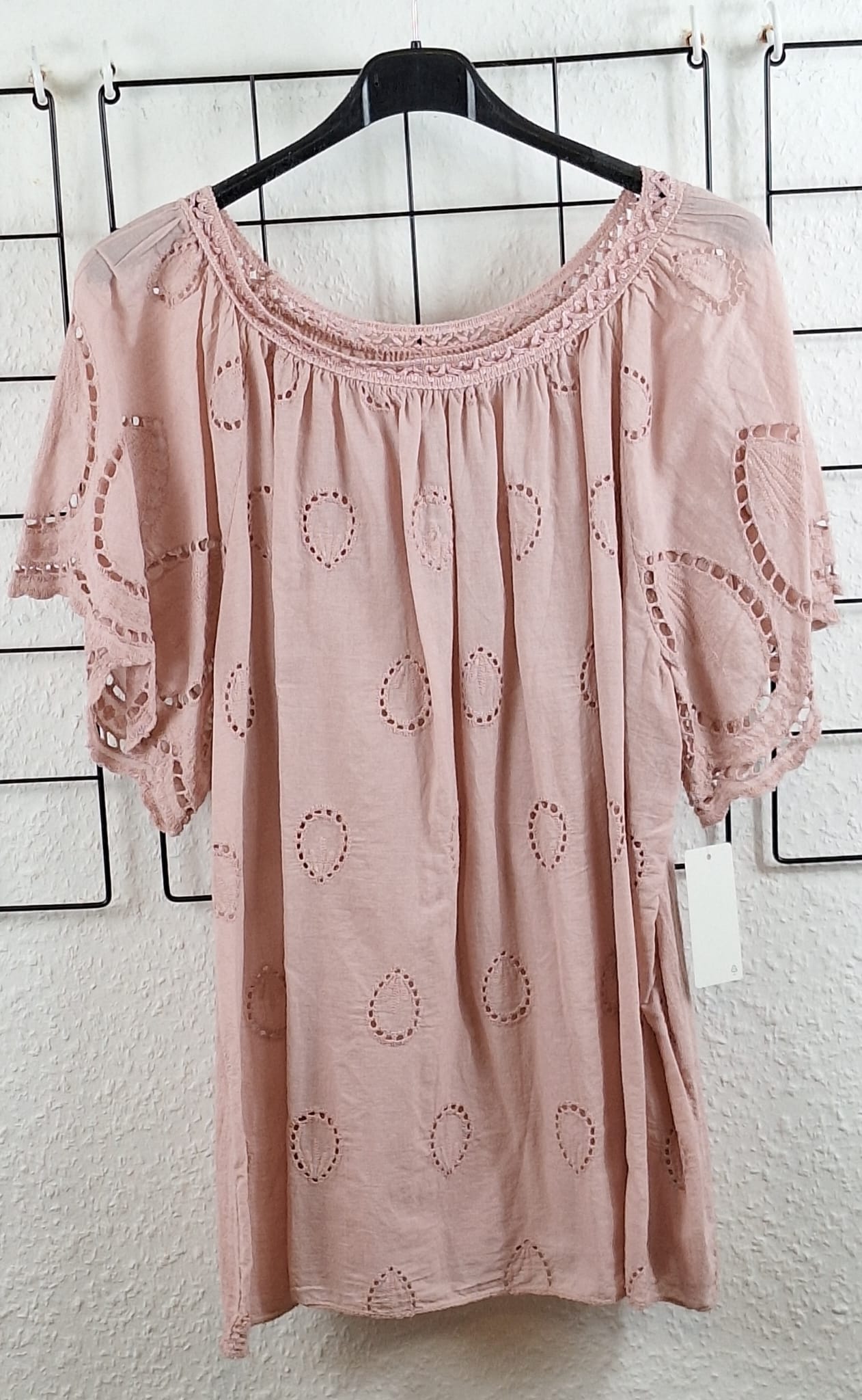 Elegantes Damen-T-Shirt in Altrosa mit filigranem Lochmuster und besonderen Ärmeln, gefertigt aus 100 % Viskose, komfortabel und stilvoll – passend für Größen 38/40 bis 48/50