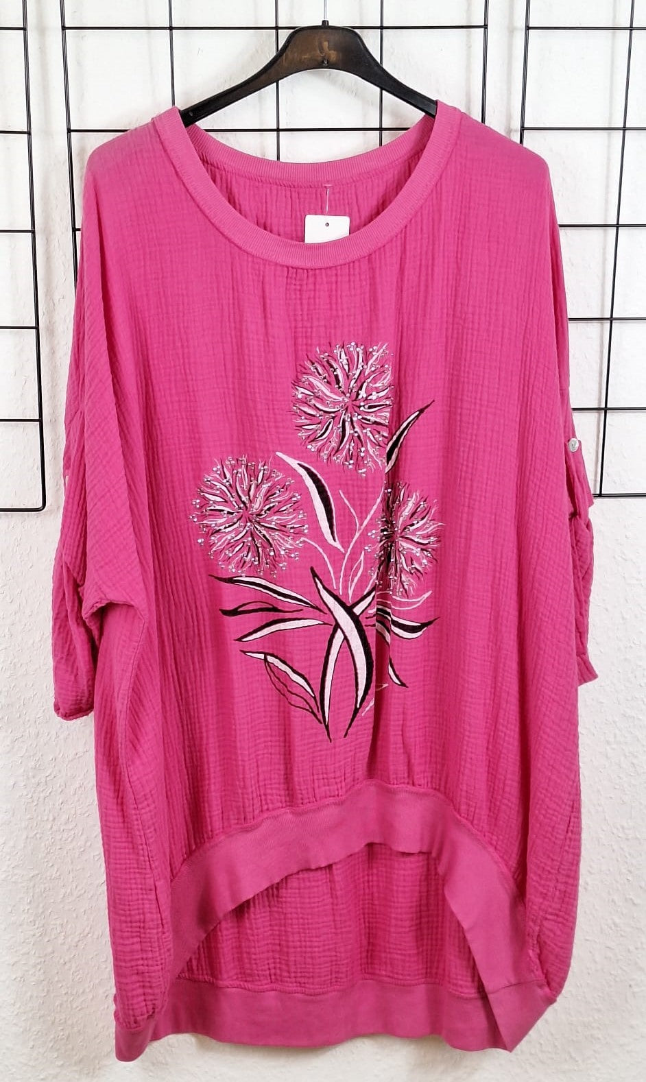 Leuchtendes Damen-Shirt in kräftigem Pink, aus reiner Baumwolle, hinten länger geschnitten – figurschmeichelnd für kurvige Frauen bis Größe 52/54

