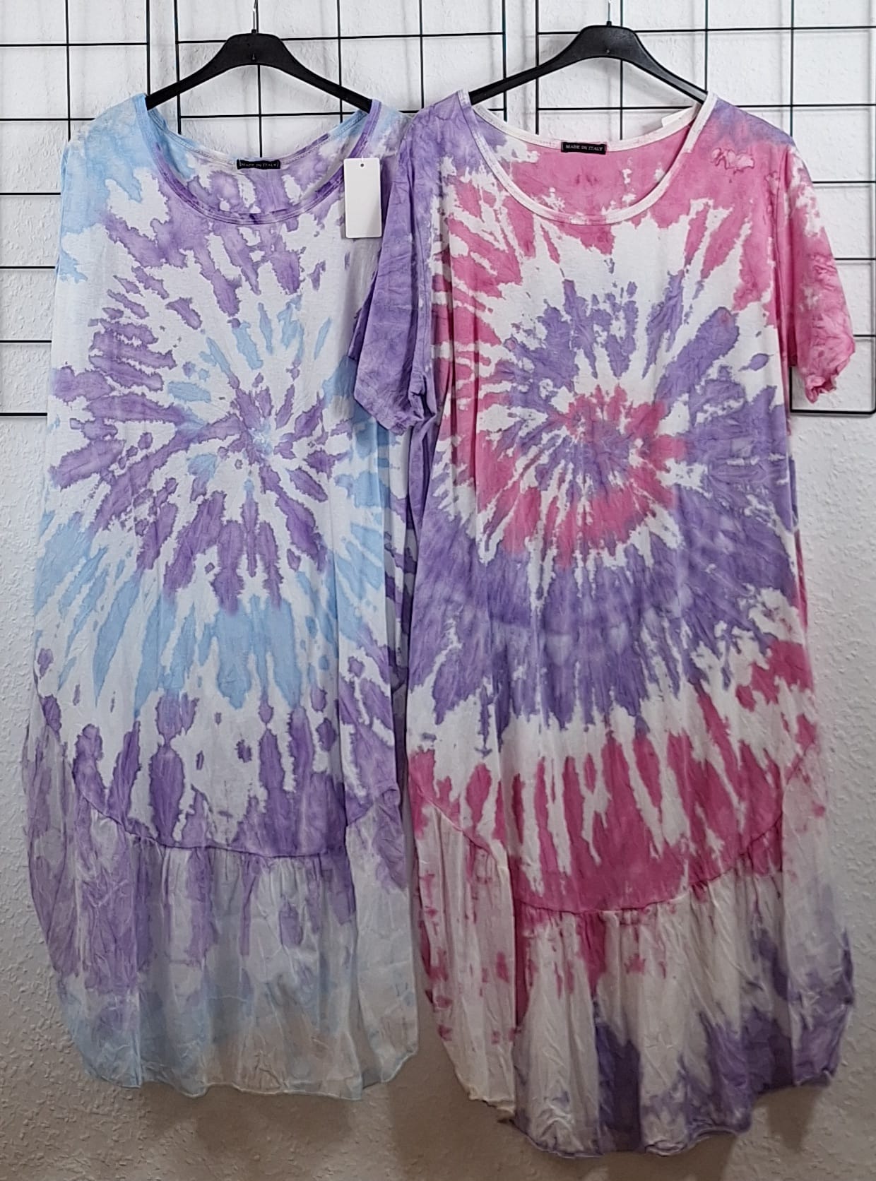 Zwei Batik-Sommerkleider in Flieder-Blau und Flieder-Pink mit Stufensaum aus 100% Baumwolle, locker fallend und luftig leicht – perfekt für warme Tage.