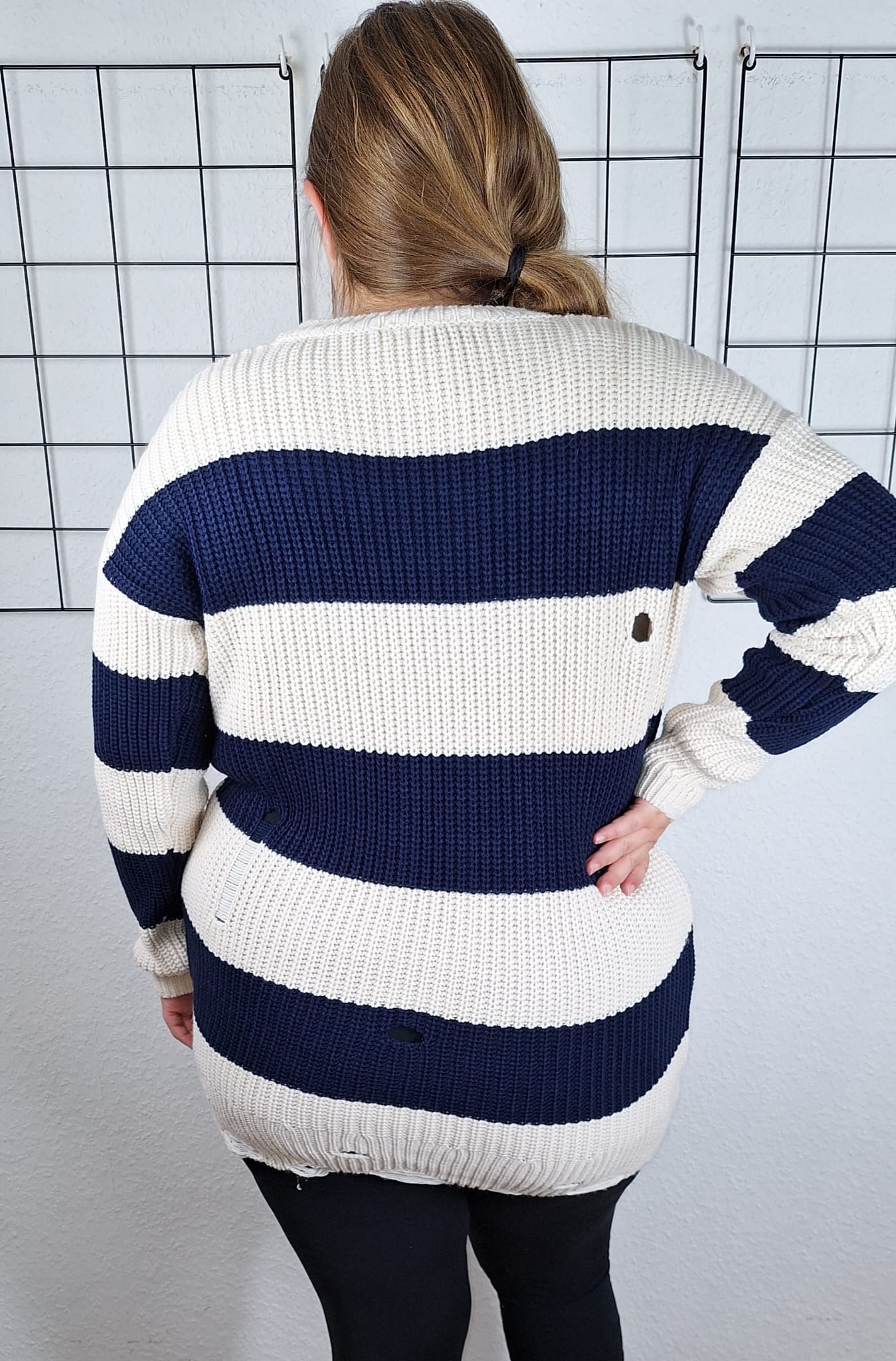 Löchriger Strickpullover
