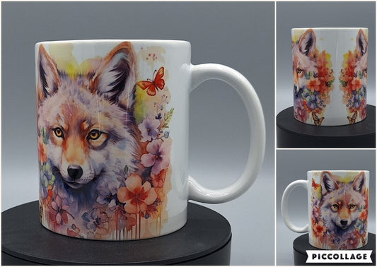 Hochwertige Keramiktasse mit detailreichem Aquarellmotiv eines Fuchses, umgeben von bunten Blumen und Schmetterlingen, auf glänzend weißer Oberfläche – 11oz mit C-Henkel.

