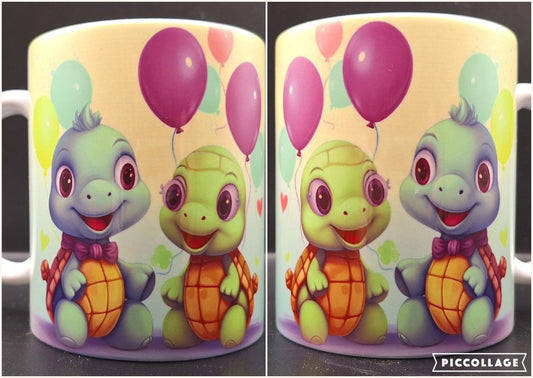 „Entzückende Keramiktasse mit zwei niedlichen Schildkröten, die bunte Luftballons halten. Hochglänzende Oberfläche, brillanter Sublimationsdruck, 330 ml Volumen – ideal als Geschenk für Schildkrötenfans.“