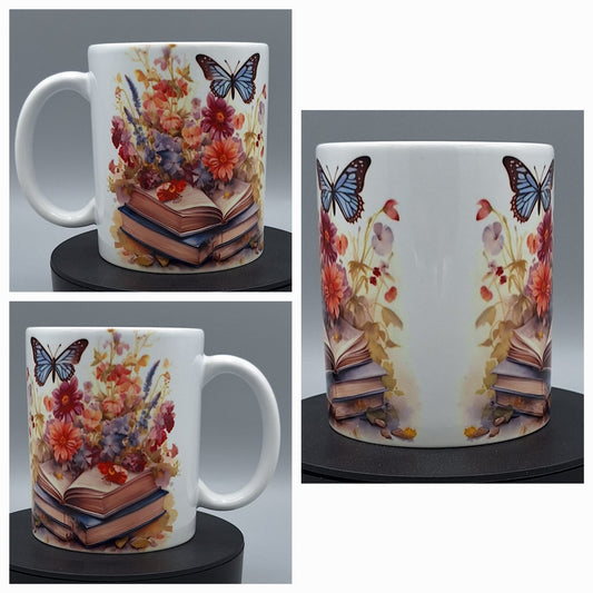 Keramiktasse mit Bücherstapel, Blumen und Schmetterlingen – romantisches Design für Leseratten und Naturfreunde