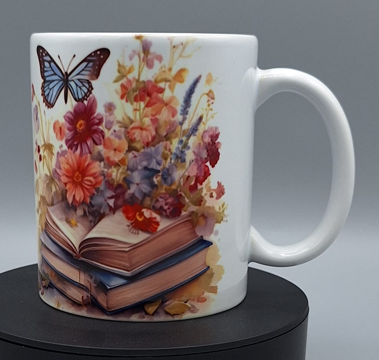 Bücherliebe-Tasse – Ein poetischer Genussmoment für Leseratten & Naturfreunde