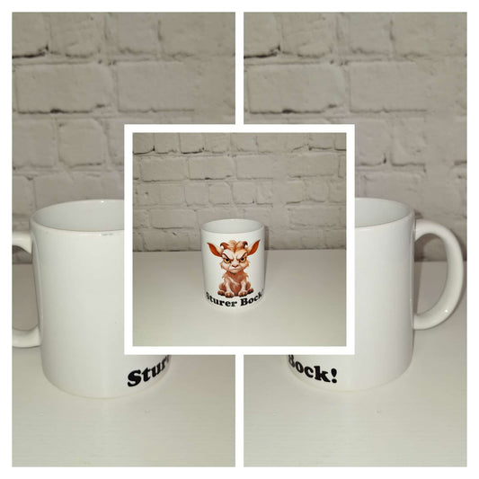 Weiße Keramiktasse mit frechem Ziegen-Illustrationsmotiv und dem Spruch „Sturer Bock!“, glänzende Oberfläche, witziges Geschenk für Dickköpfe – spülmaschinenfest und alltagstauglich