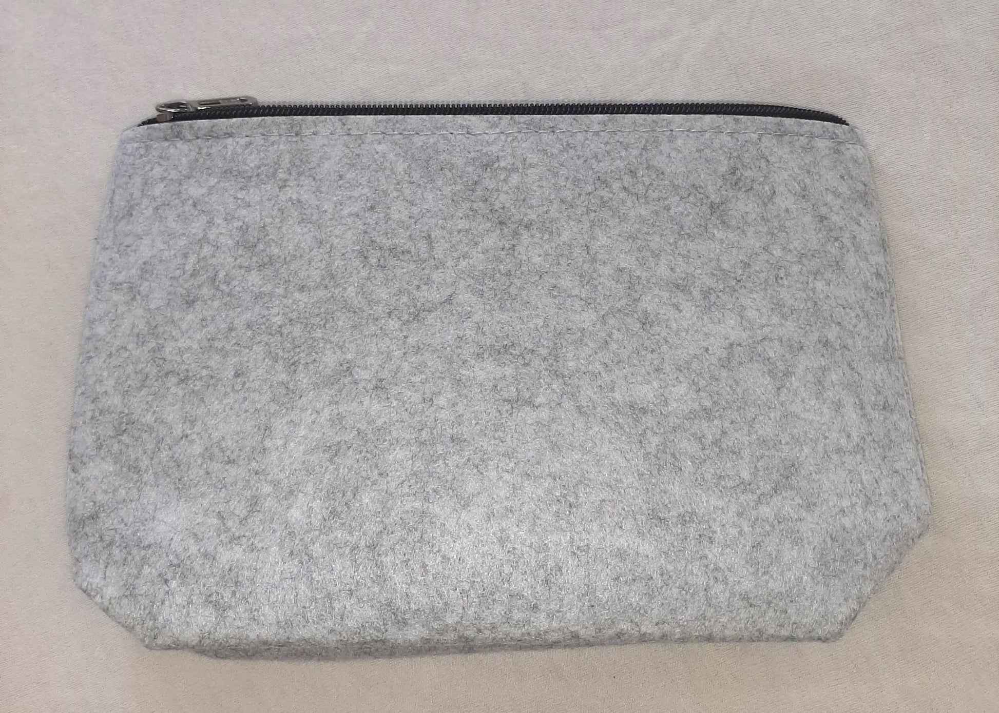 „Große Kosmetiktasche aus Filz in Hellgrau – robust & elegant mit Reißverschluss“