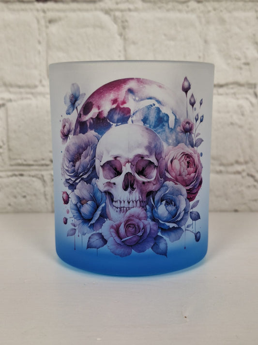 Tasse aus satiniertem Glas mit Totenkopf, Rosen und mystischem Mond in Blau- und Rosatönen, Farbverlauf in Blau